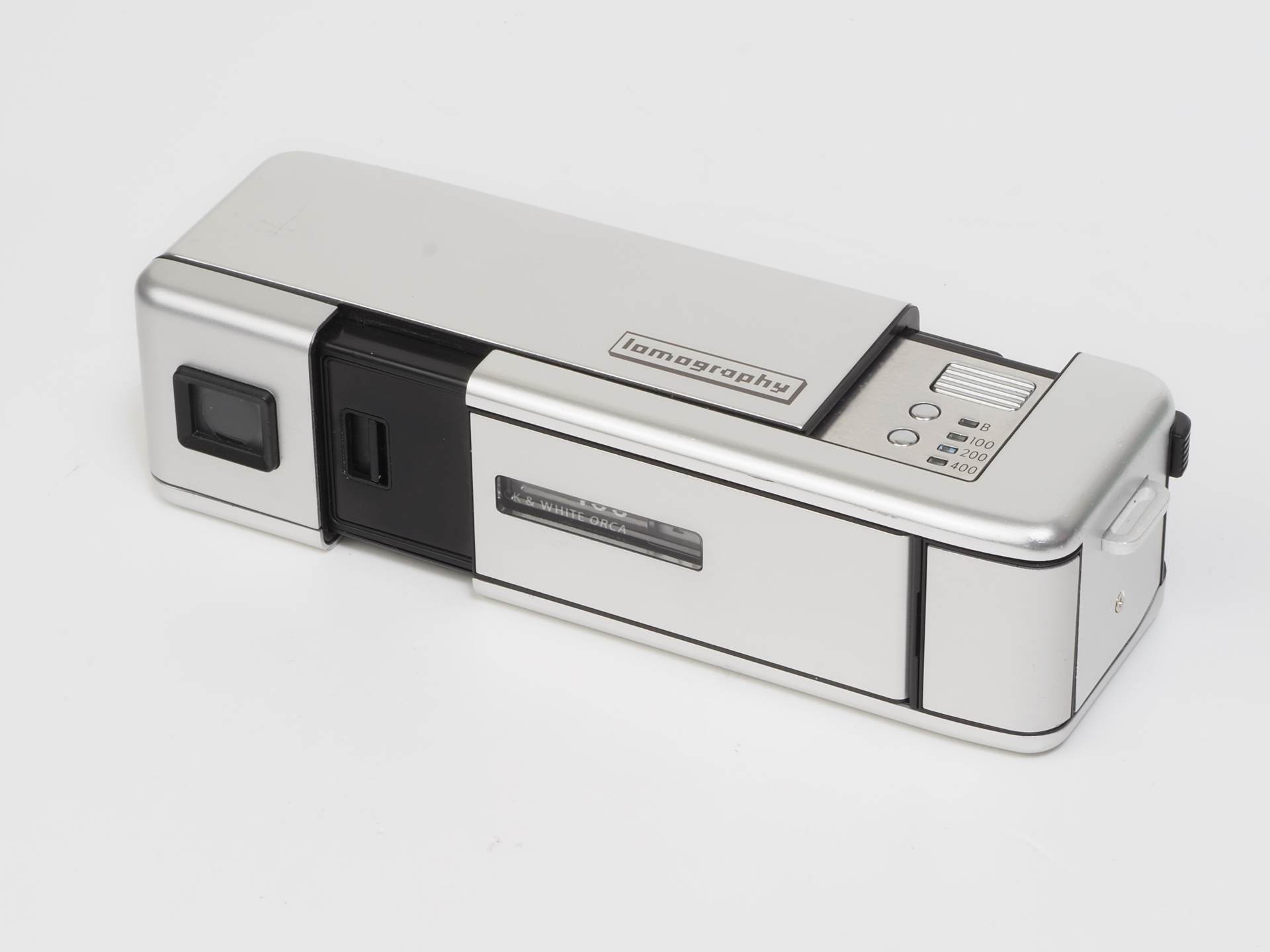 背面です。左はファインダーアイピースです。歩ディの大きさに対して比較的大きな視野が確保されます。右の細長い窓がフィルムの裏面でカウンターが表示されます