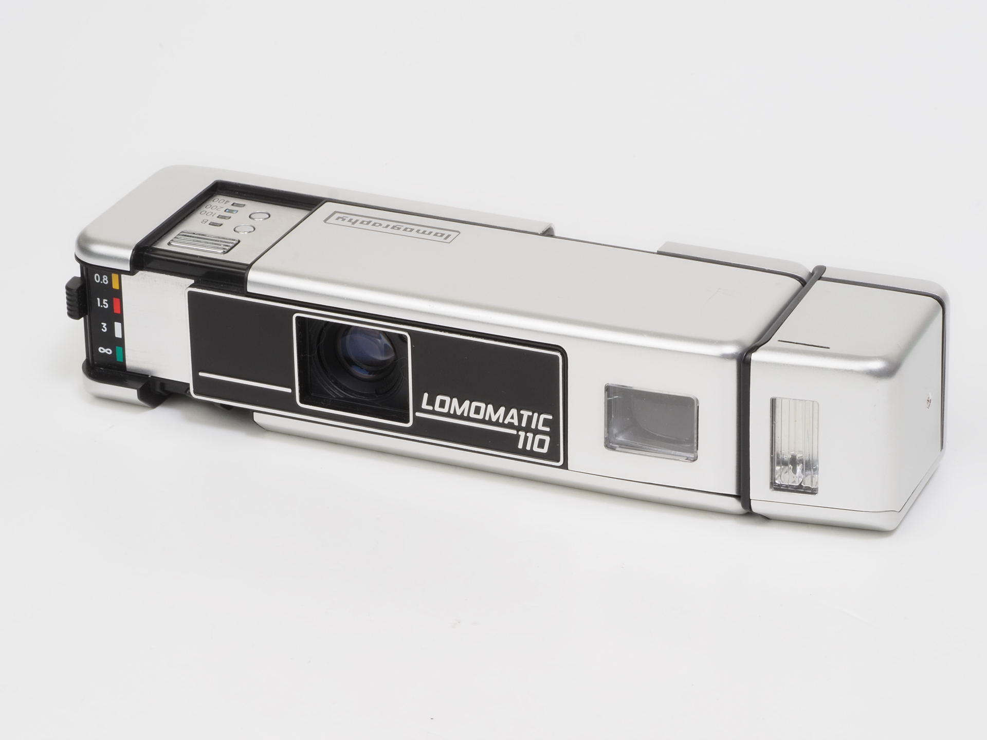 専用フラッシュを装着しました。それなりに横長になりますが携行はさほど損なわれない印象なので、今回はフラッシュを使わずとも装着したままで多くの撮影を行いました