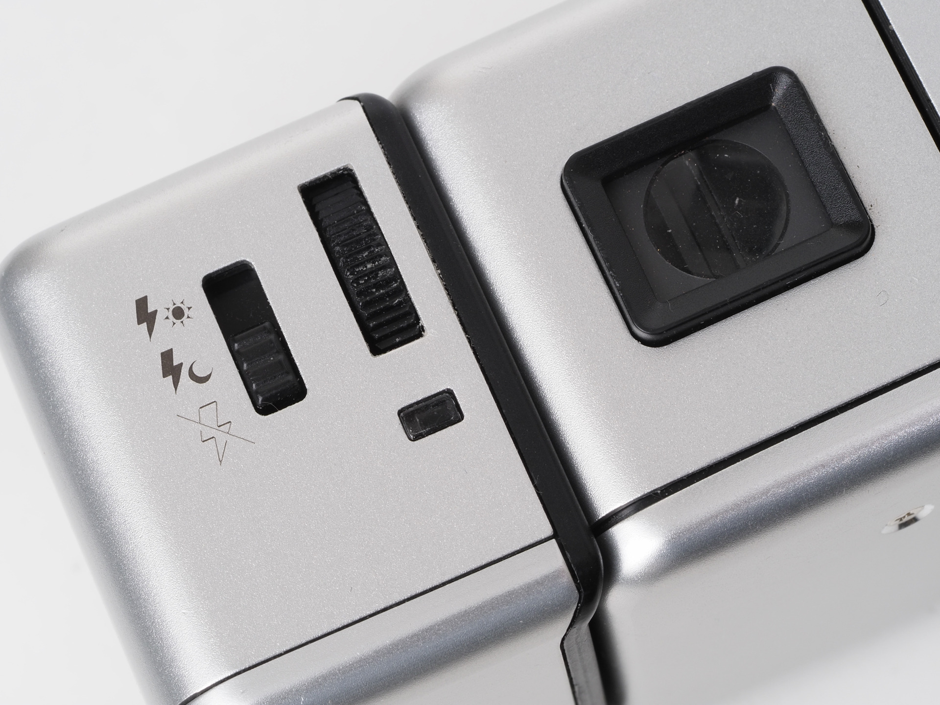 フラッシュの裏面です。DAYとNIGHTのアイコンがあります。カメラの設定に合わせて光量を変えるわけですね。スライド式です