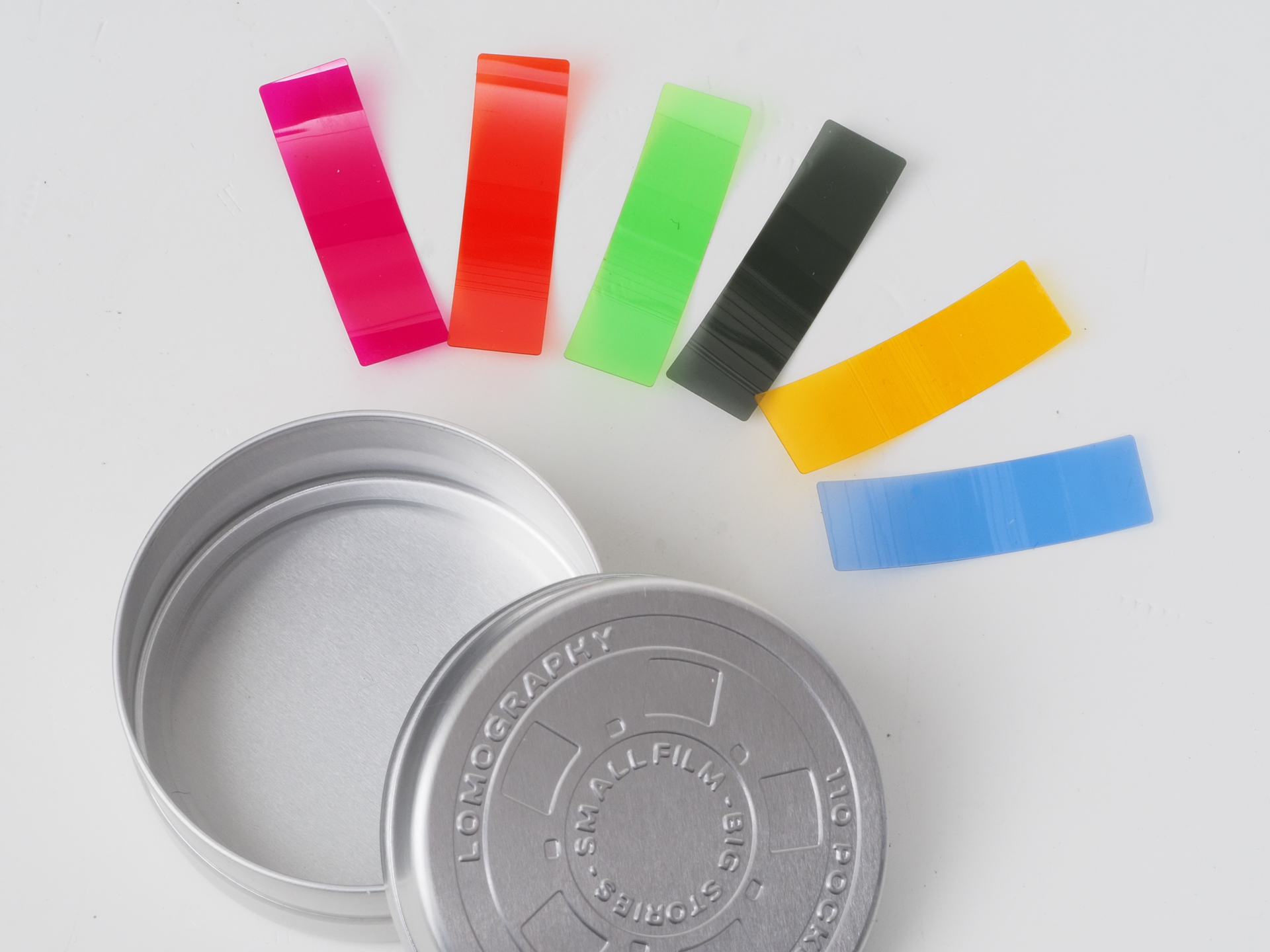 フラッシュ前に入れる6種のカラーフィルターを同梱しています。この種のフラッシュ光を色づけた写真は個人的に苦手なので作例はありません。すみません。