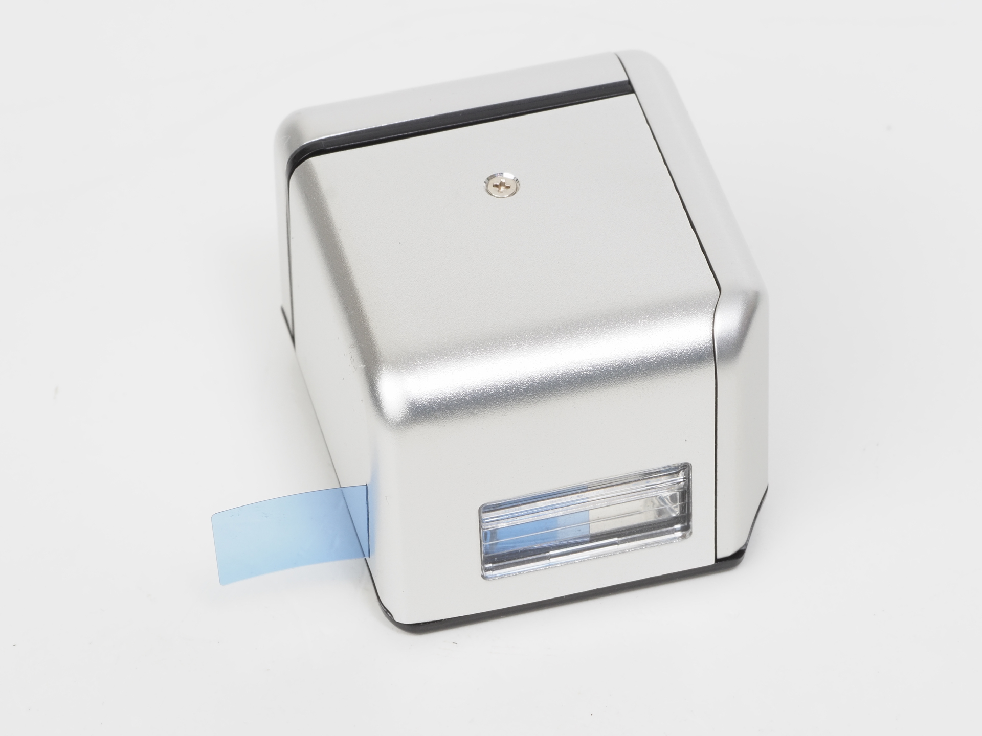 フィルターはフラッシュ本体の脇にあるスリットから挿入します。よく考えられていますが、紛失注意ですね。パーマセルを貼っておくといいのでは