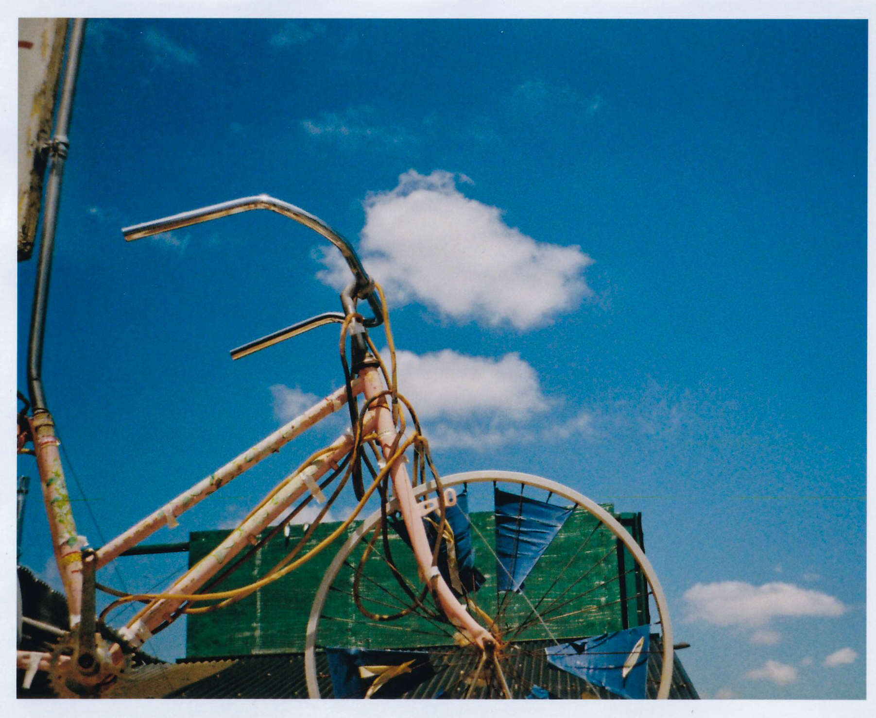 粒状は粗いですが、フィルムっぽいですね。雲は思ったよりはっきり描写されています。1.5m設定でf5.6ですが少し後ピンのようです<br><span class="fnt-85">f5.6 AE／LOMOGRAPHY  COLOR NEGATIVE  TIGER 110 POCKET FILM</span>