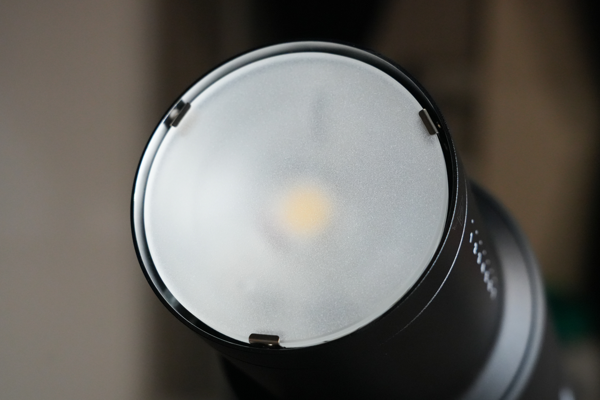 本体前面には放熱用のスリットを備えた