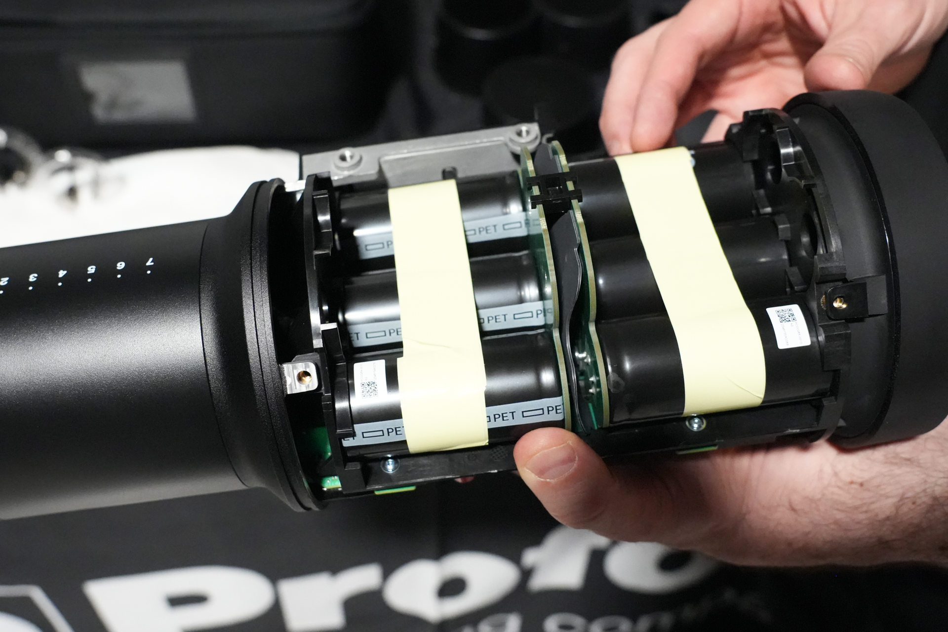 750Wsモデルのフラッシュコンデンサー。1,250Wsモデルにはこの倍のコンデンサーが搭載される