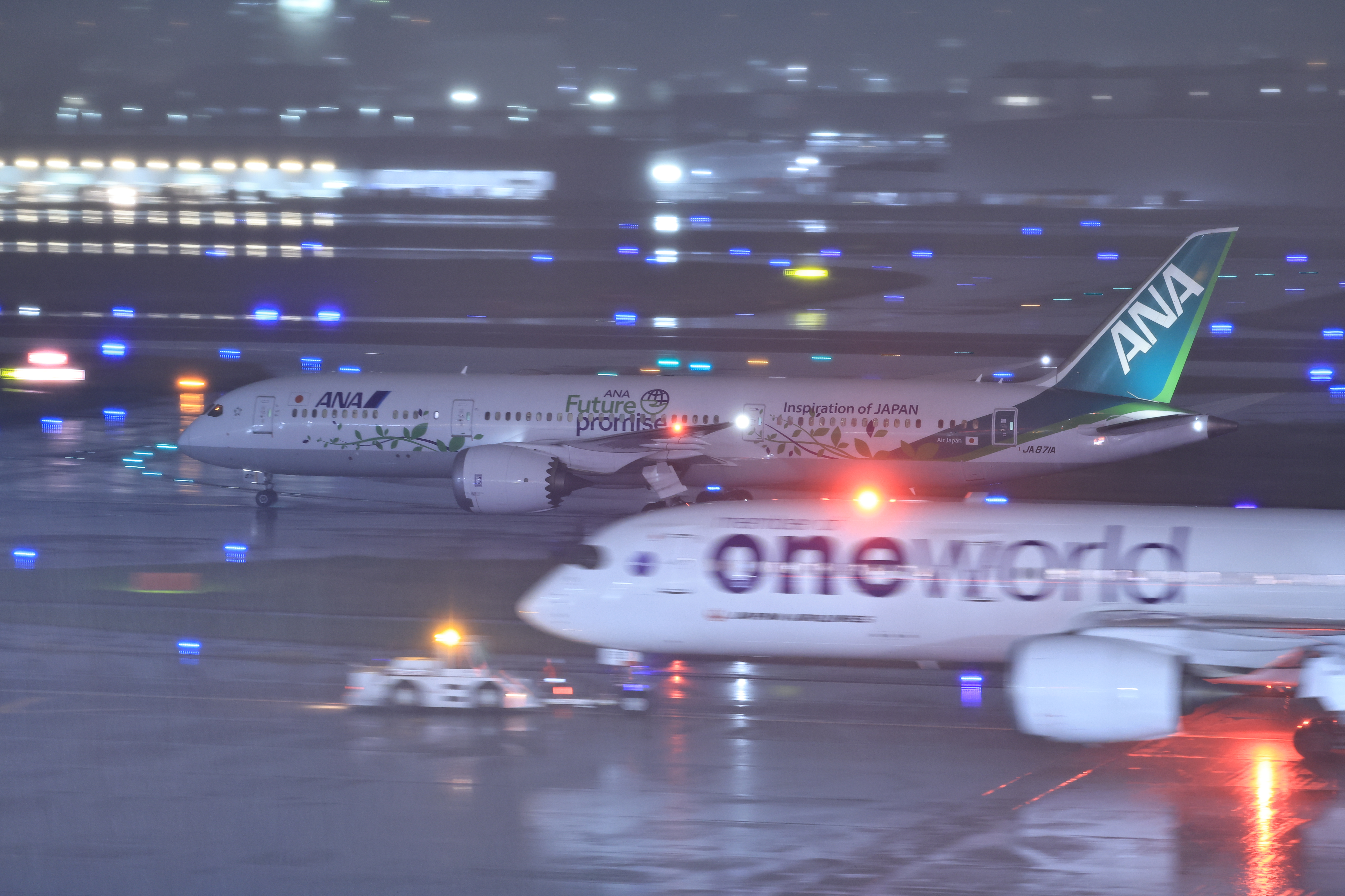 EOS R3／RF100-300mm F2.8 L IS USM／300mm／マニュアル露出（1/10秒、F2.8）／ISO 2000／WB:白熱電球