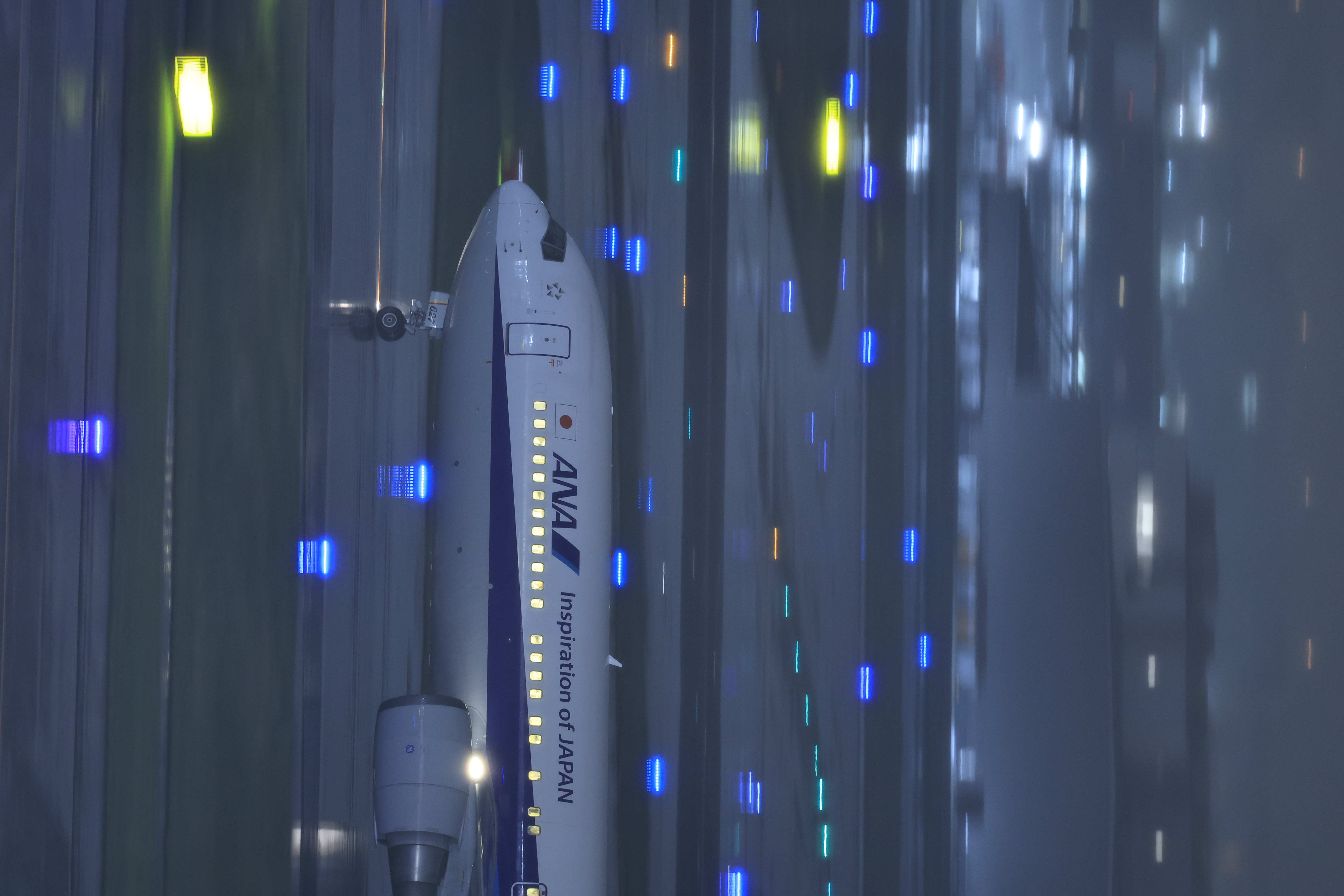 EOS R3／RF100-300mm F2.8 L IS USM／300mm／マニュアル露出（1/10秒、F2.8）／ISO 2000／WB: 白熱電球