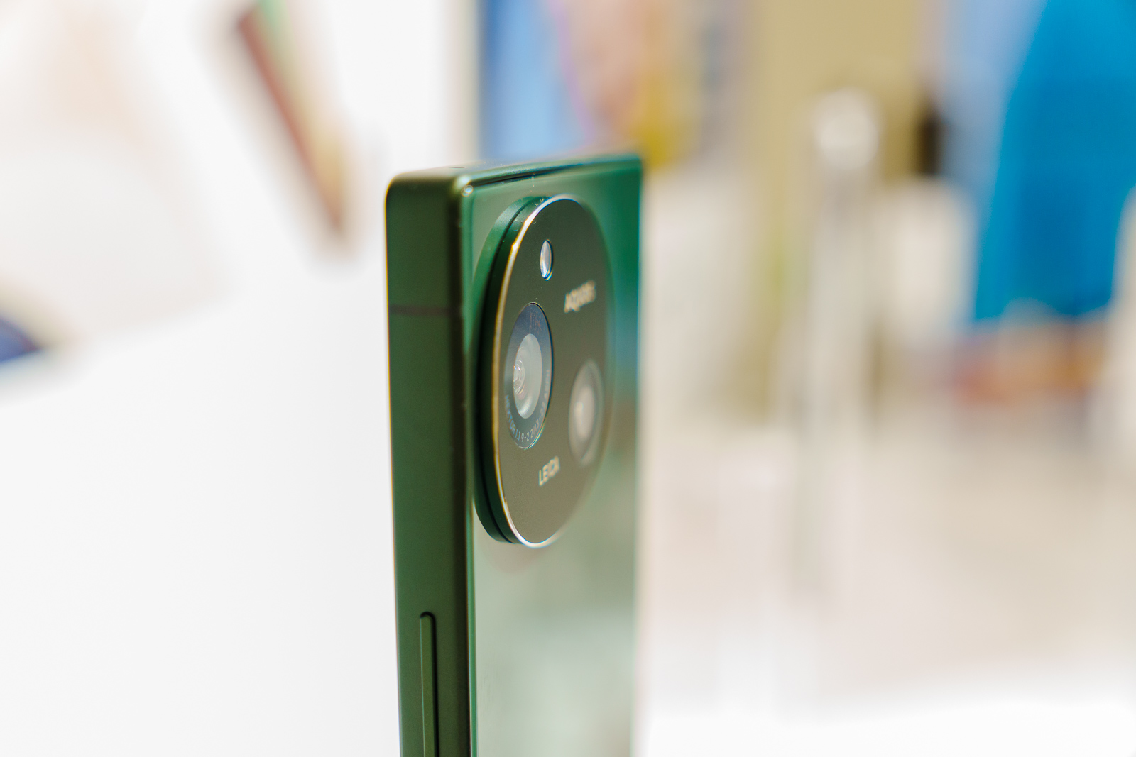 カメラの出っ張りはそれほど大きくはない