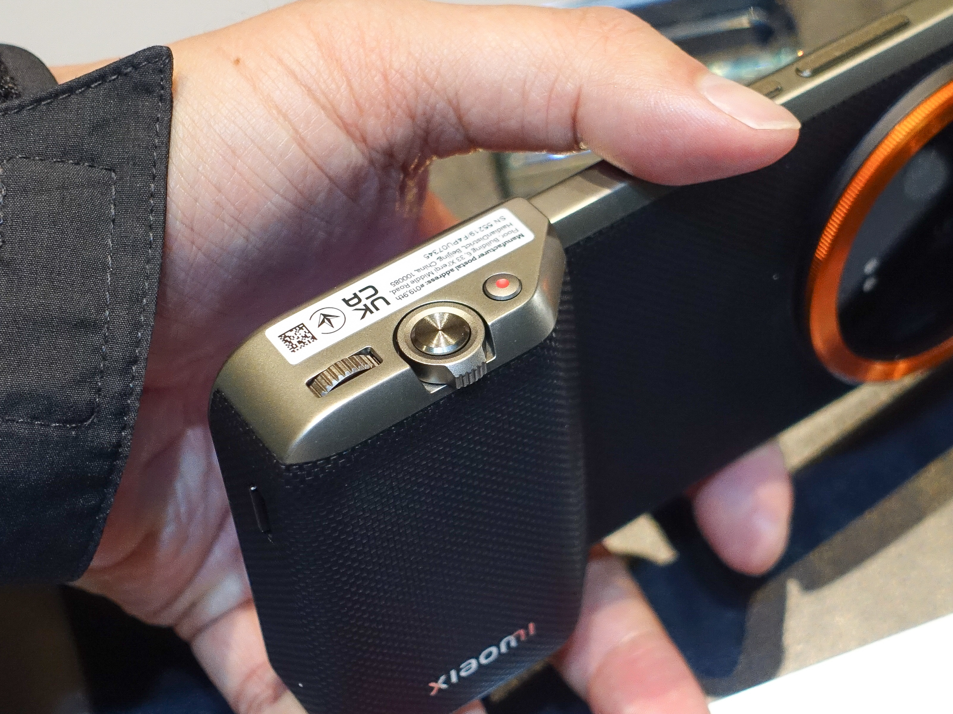 各種操作ボタンを備えており、カメラのように扱える