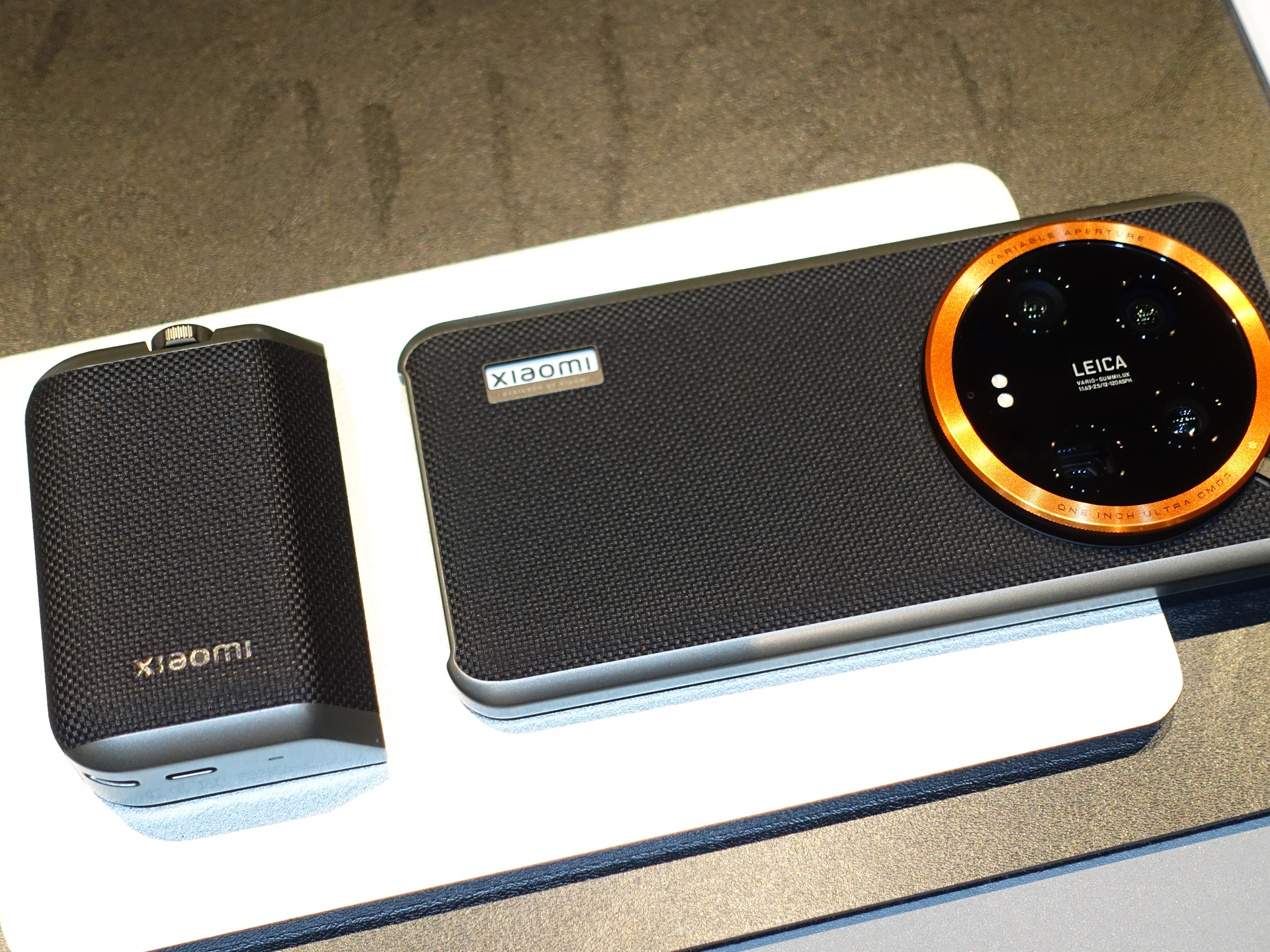 左が外付けバッテリー