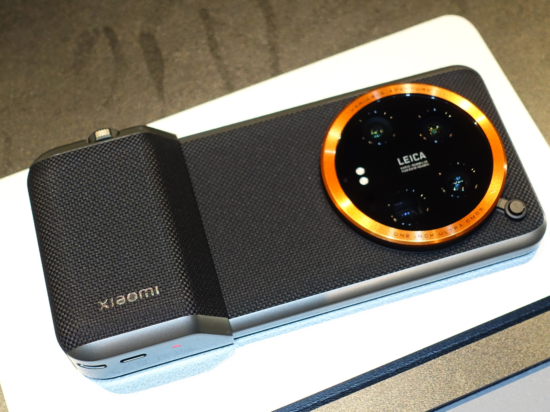 スマートフォン本体にスライドするようにして、簡単に装着できる。