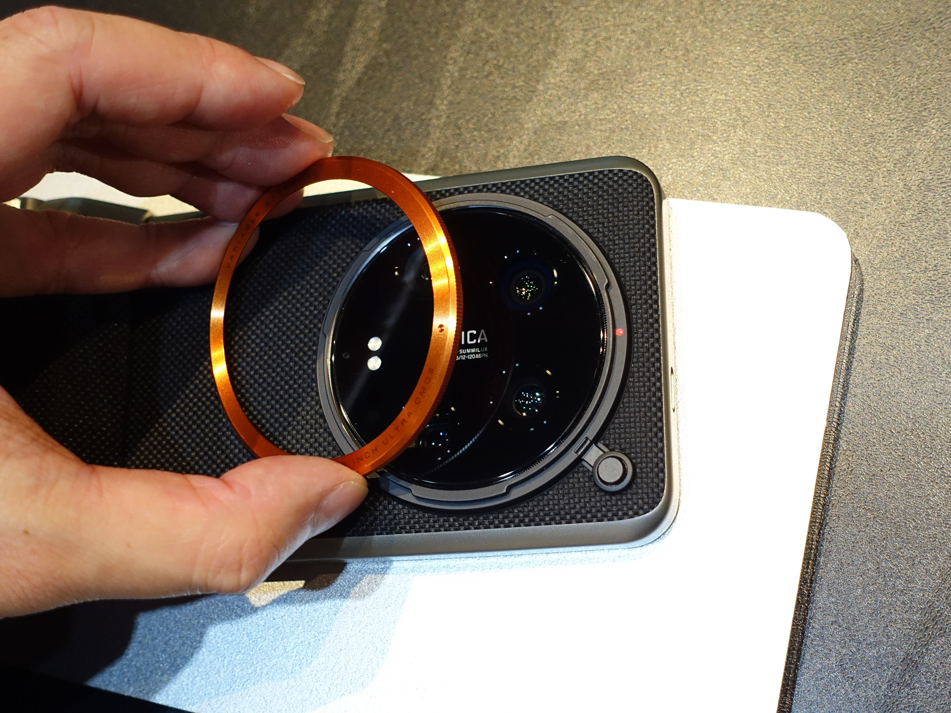 デコレーションリングを装着するところ