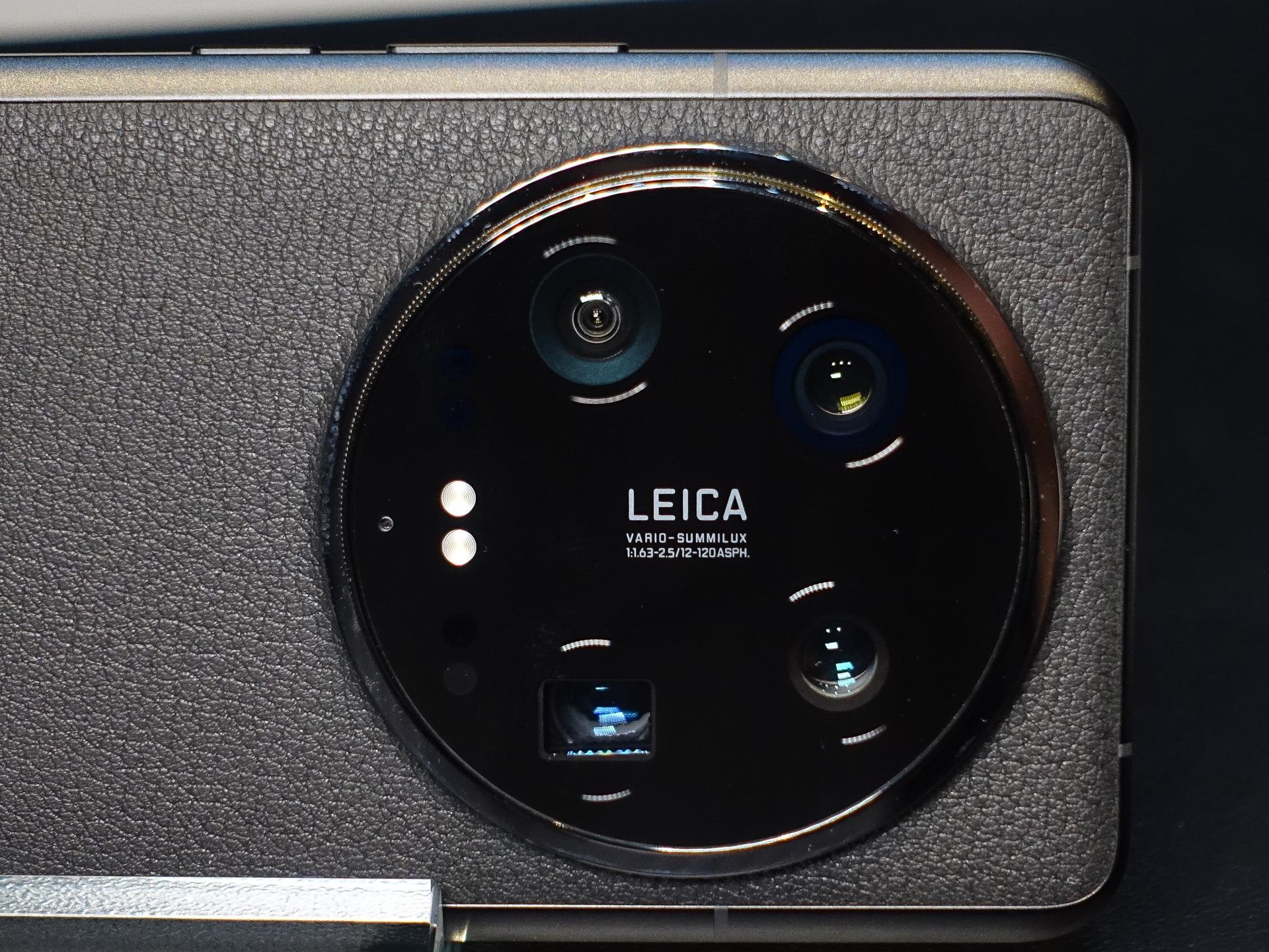 左の画像は開放F1.63のとき。F4まで絞ると（右の画像）、絞り羽根が閉じている様子がわかる。4つ並んでいる内の右上が標準カメラ