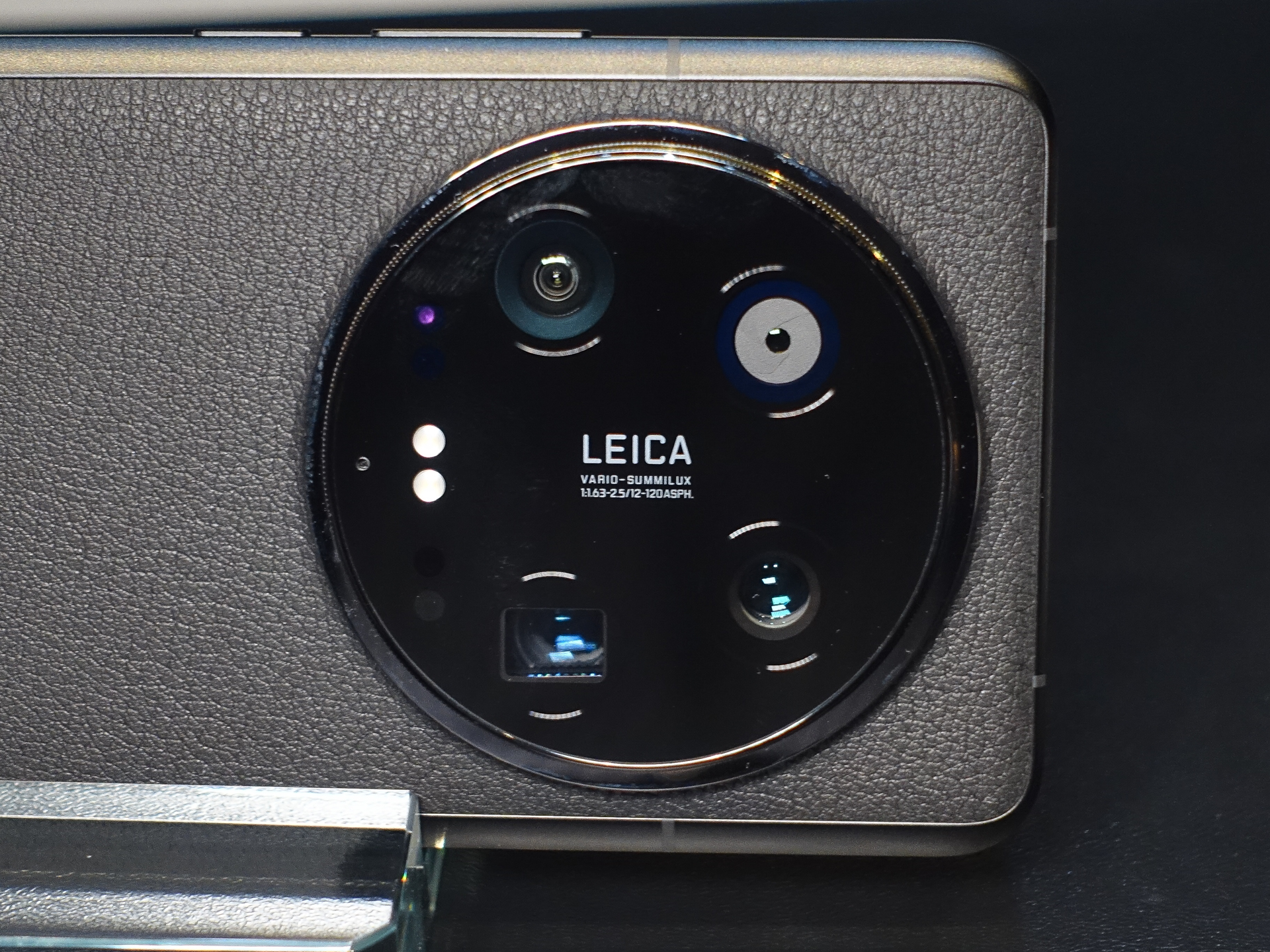 左の画像は開放F1.63のとき。F4まで絞ると（右の画像）、絞り羽根が閉じている様子がわかる。4つ並んでいる内の右上が標準カメラ