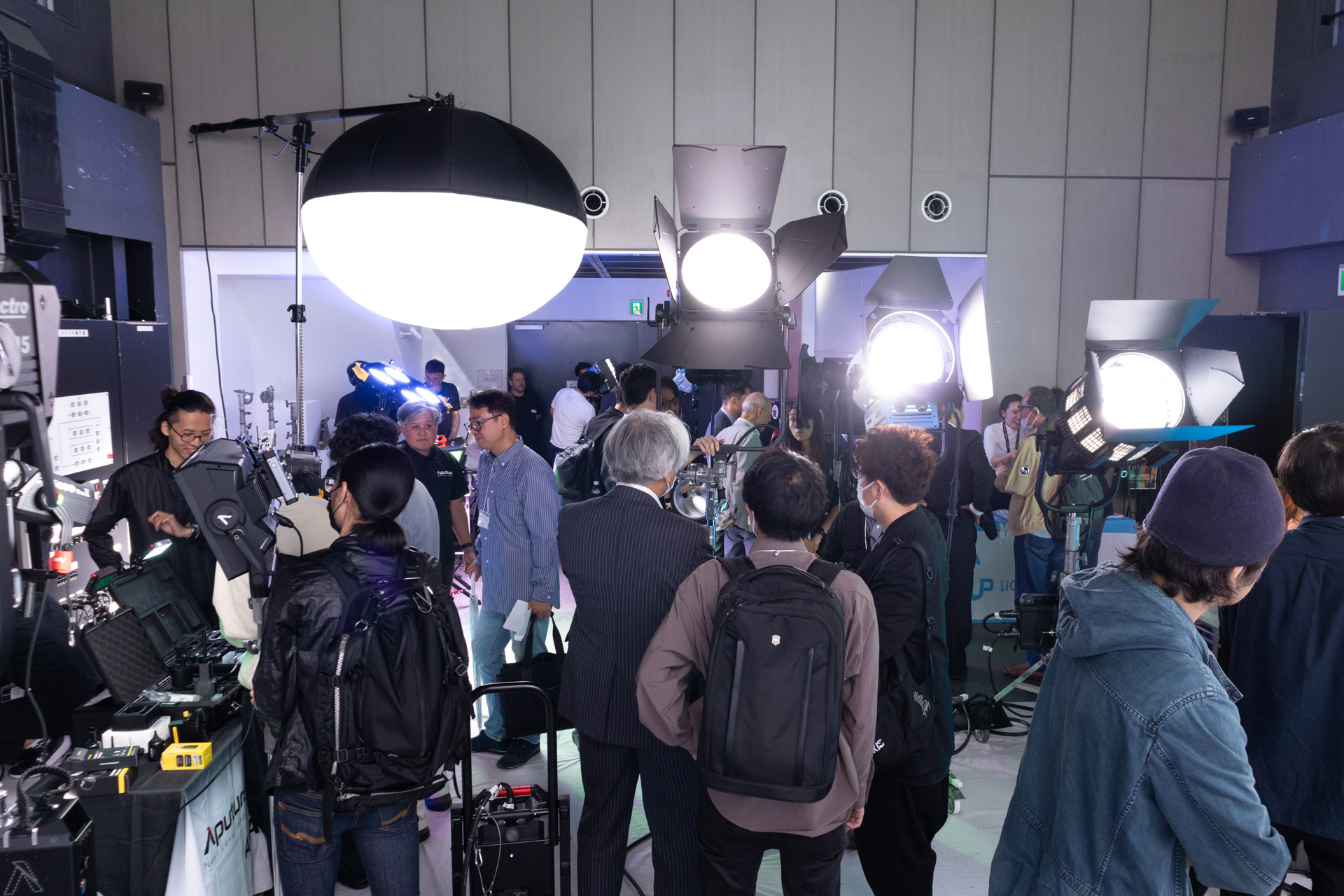 展示のメインは大型照明で、kWオーダーのライトが並んでいた