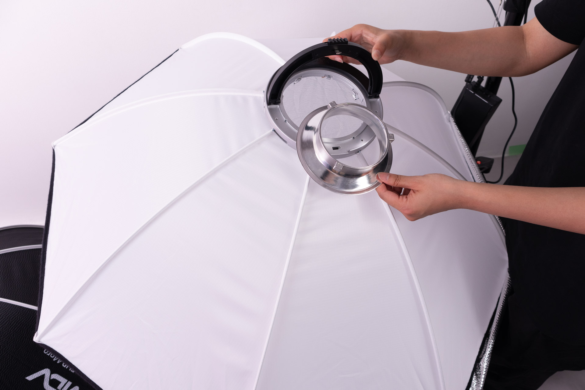 FLIP機構搭載で、ワンアクションで折りたたみと展開ができる