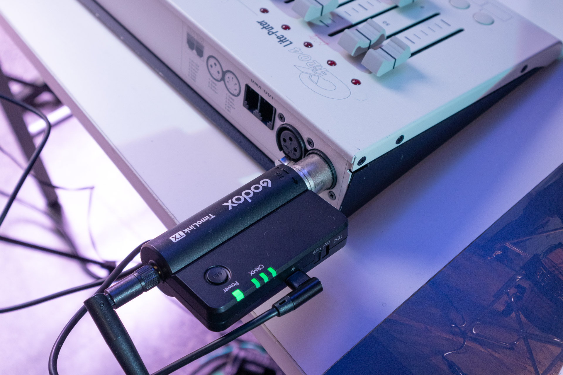 DMXコントローラーに接続したTimoLinkの送信機