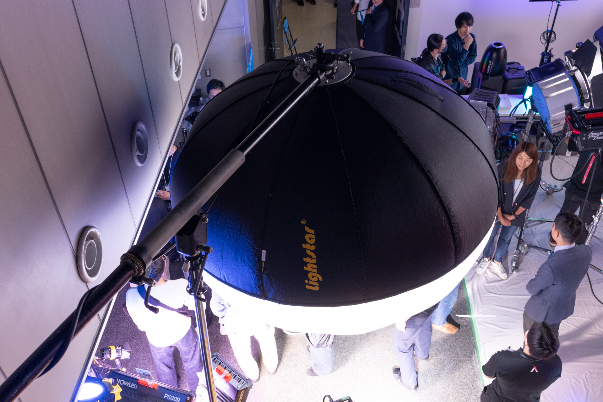 同じくLightstar製品のうち、大サイズで球形の「FULL-COLOR AIRLITE」も目立った。灯体一体型の照明で非常に柔らかい光が作れるそうだ。