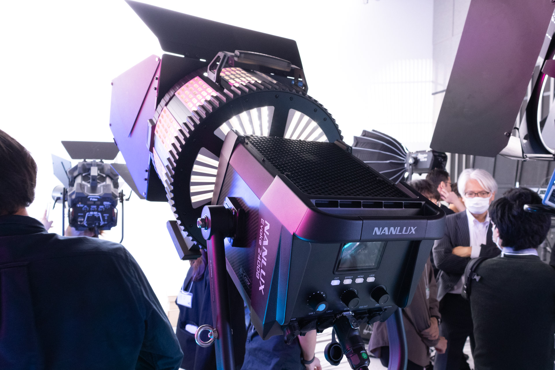 これはNANLUXで最大の2,400Wタイプ。NANLUXは国内でも知られるNANLITEの姉妹ブランド