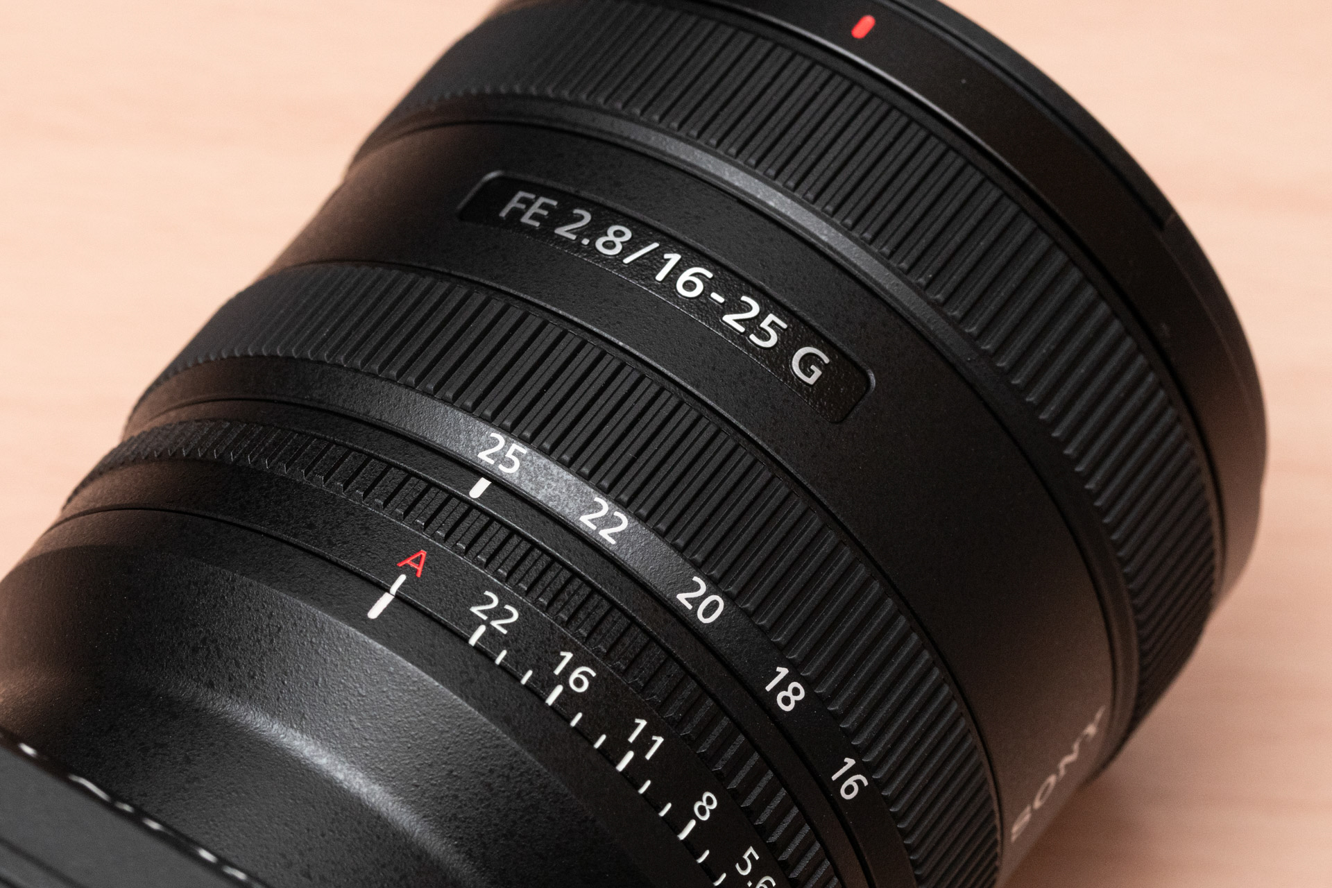 先端からピントリング、ズームリング、絞りリングとなる