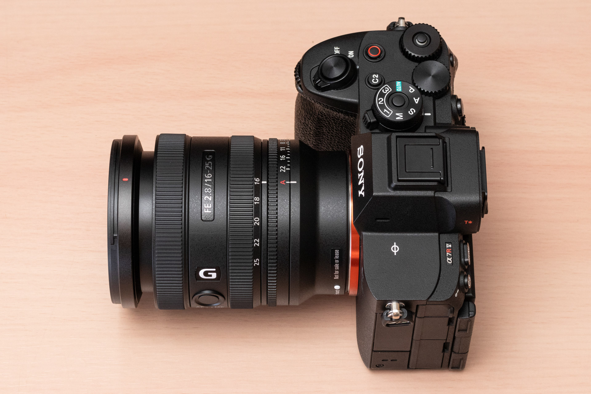 広角端でレンズが一番伸びる。ただ、伸びてもこの程度なのでジンバルにも使いやすいと思う