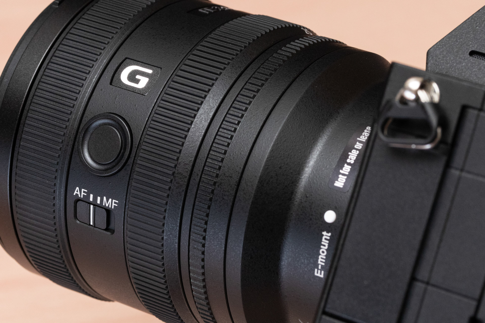 左側面にはフォーカスホールドボタンやフォーカスモードスイッチがある