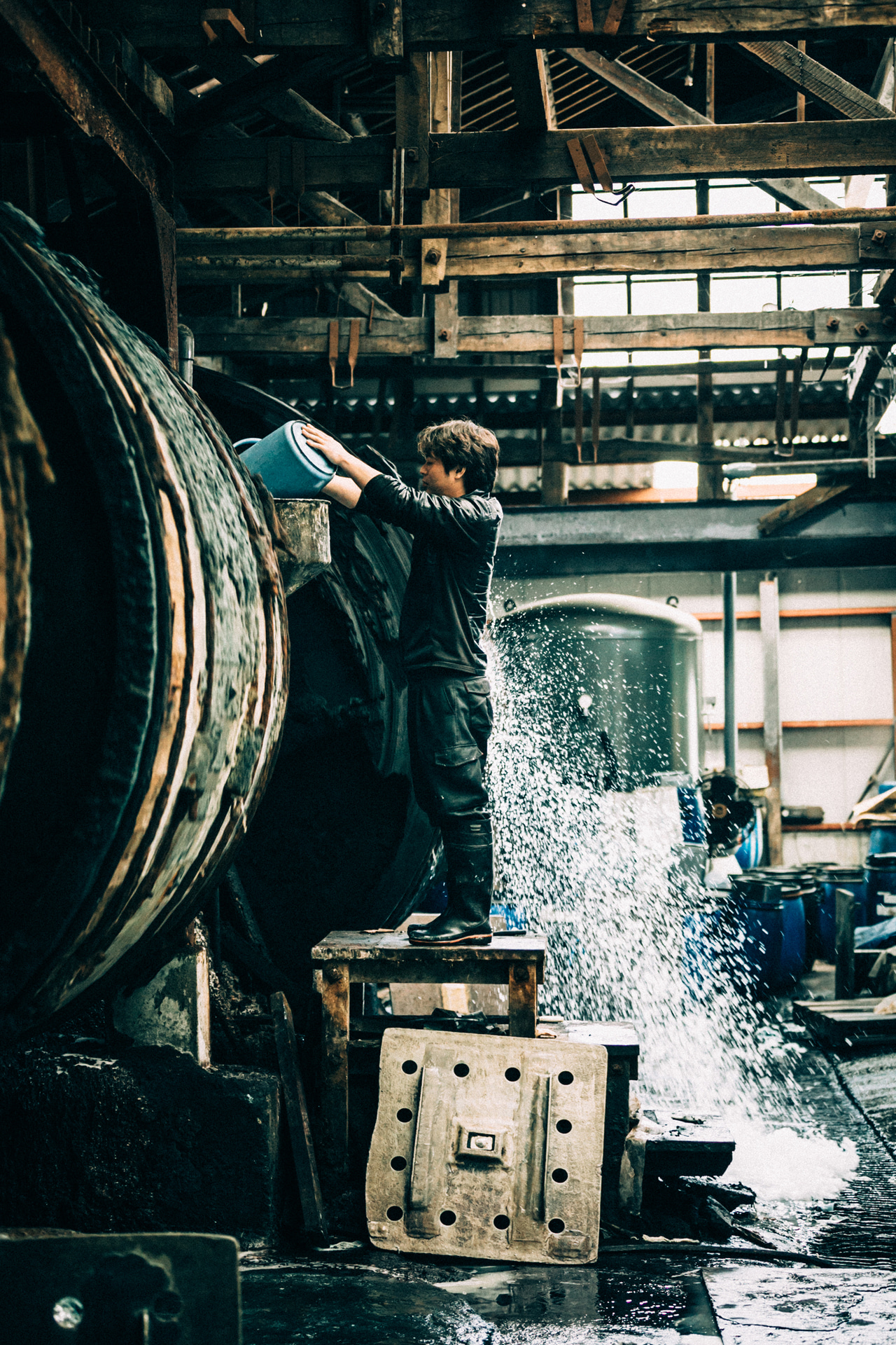 工場には背丈よりも大きなタイコが並ぶ。常に水しぶきや湯気が上がり、ダイナミックだ。場内を移動しながら撮影するのに軽くて丈夫な三脚はとても便利だ<br><span class="fnt-85">ソニー α7 IV／タムロン 28-75mm F/2.8 Di III VXD G2／50mm／マニュアル露出（F4、1/125秒）／ISO 800／WB：5,200K</span>