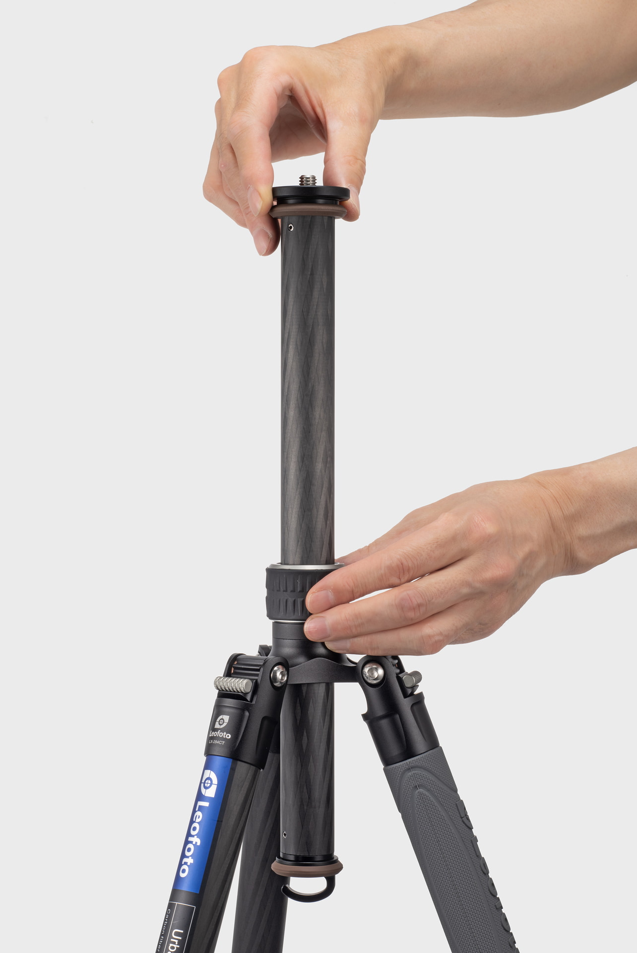 センターポールにはエレベーター機構が備わり、脚の長さを調整せずに、高さの微調整ができる。センターポールは取り外すこともできるので、ローポジションへの移行も可能だ