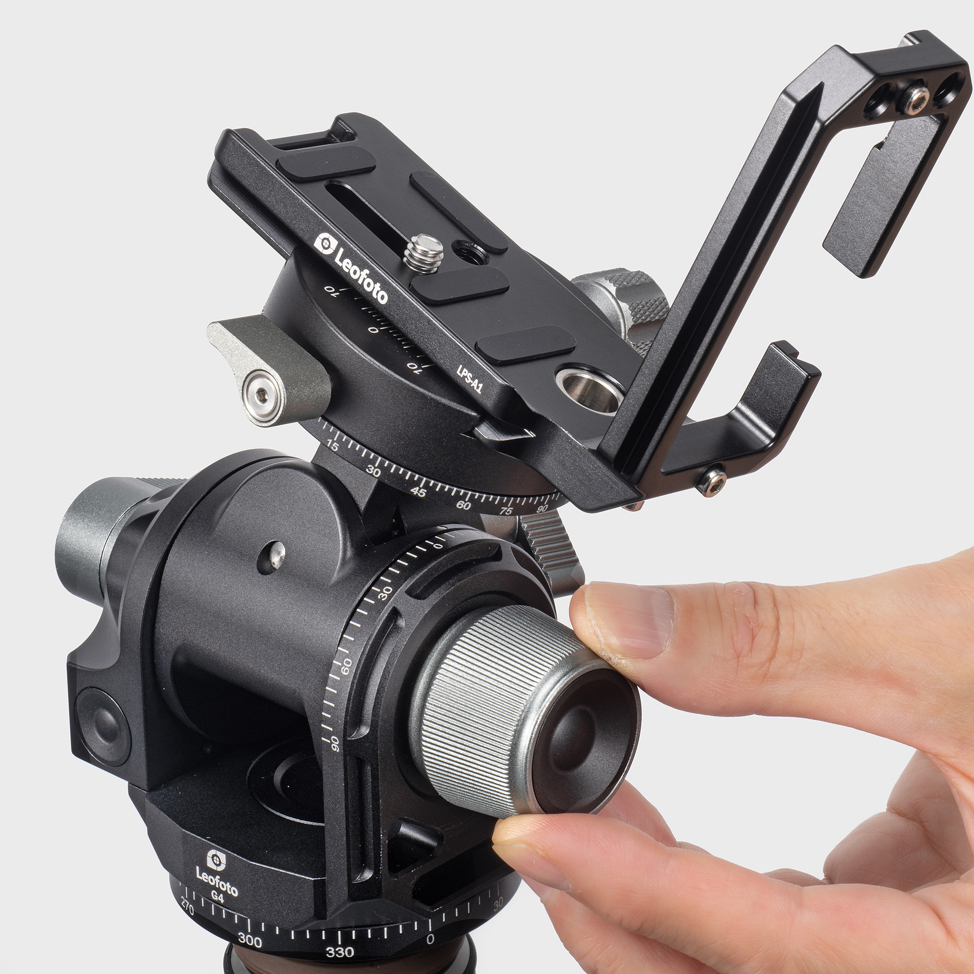 ギア雲台G4はノブを回すことでアングルを調整できる。一度ロックを解除して調整する必要がある自由雲台や3Way雲台と異なり、フレーミングの微妙な変更が容易だ