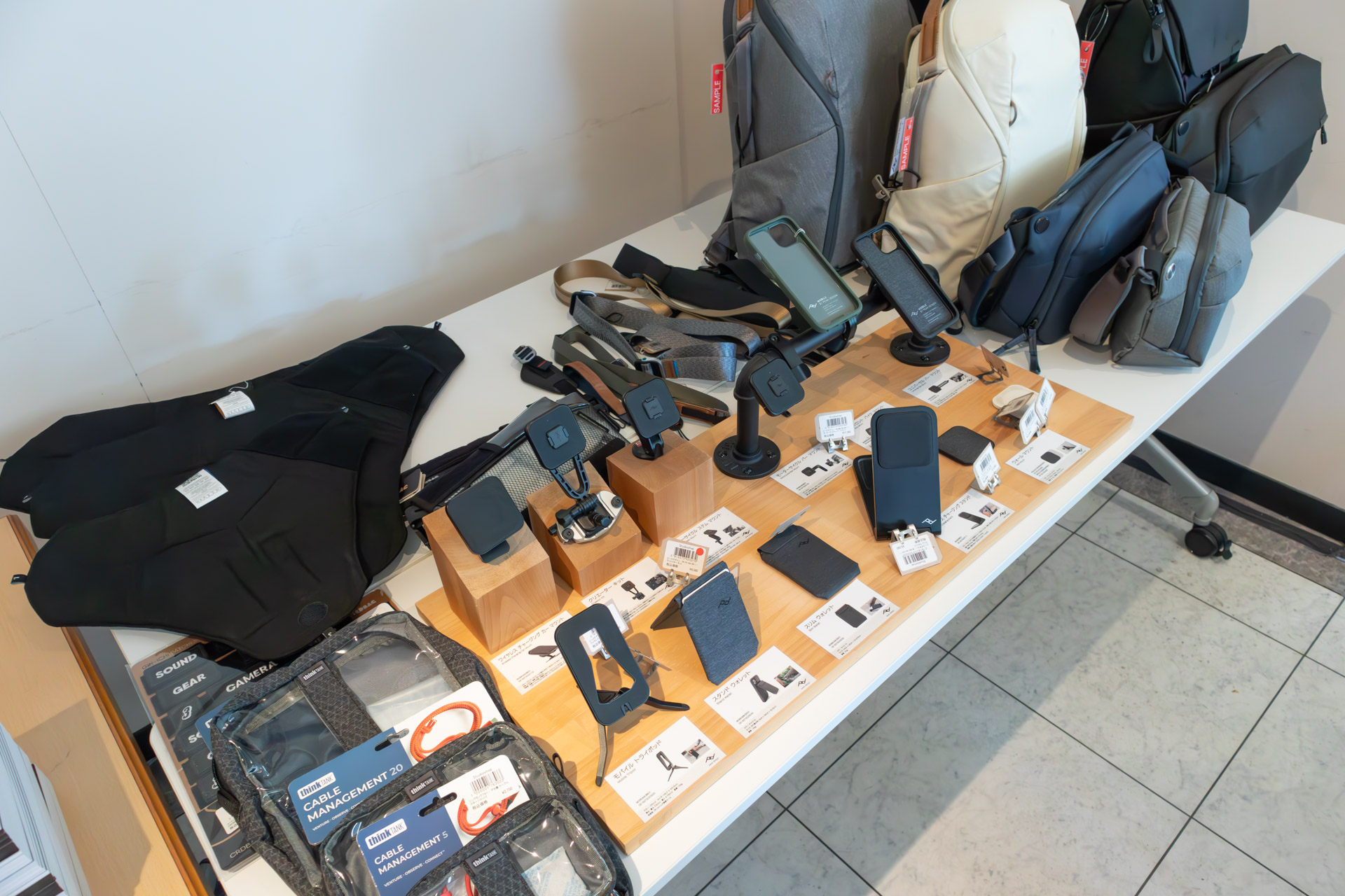 トークショーの会場では銀一が扱うカメラアクセサリー（Peak Design、Think Tank Photoなど）も展示された