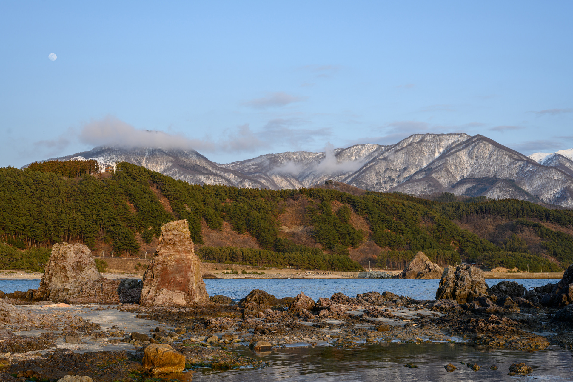 山や海、自然の豊かさが感じられる。白神山地への入り口までほど近いこの場所で見る景色は、どこか神々しさを感じる<br><span class="fnt-85">ニコン Z 7II／NIKKOR Z 24-120mm f/4 S／52mm／マニュアル露出（F7.1、1/200秒）／ISO 64／WB：オート</span>
