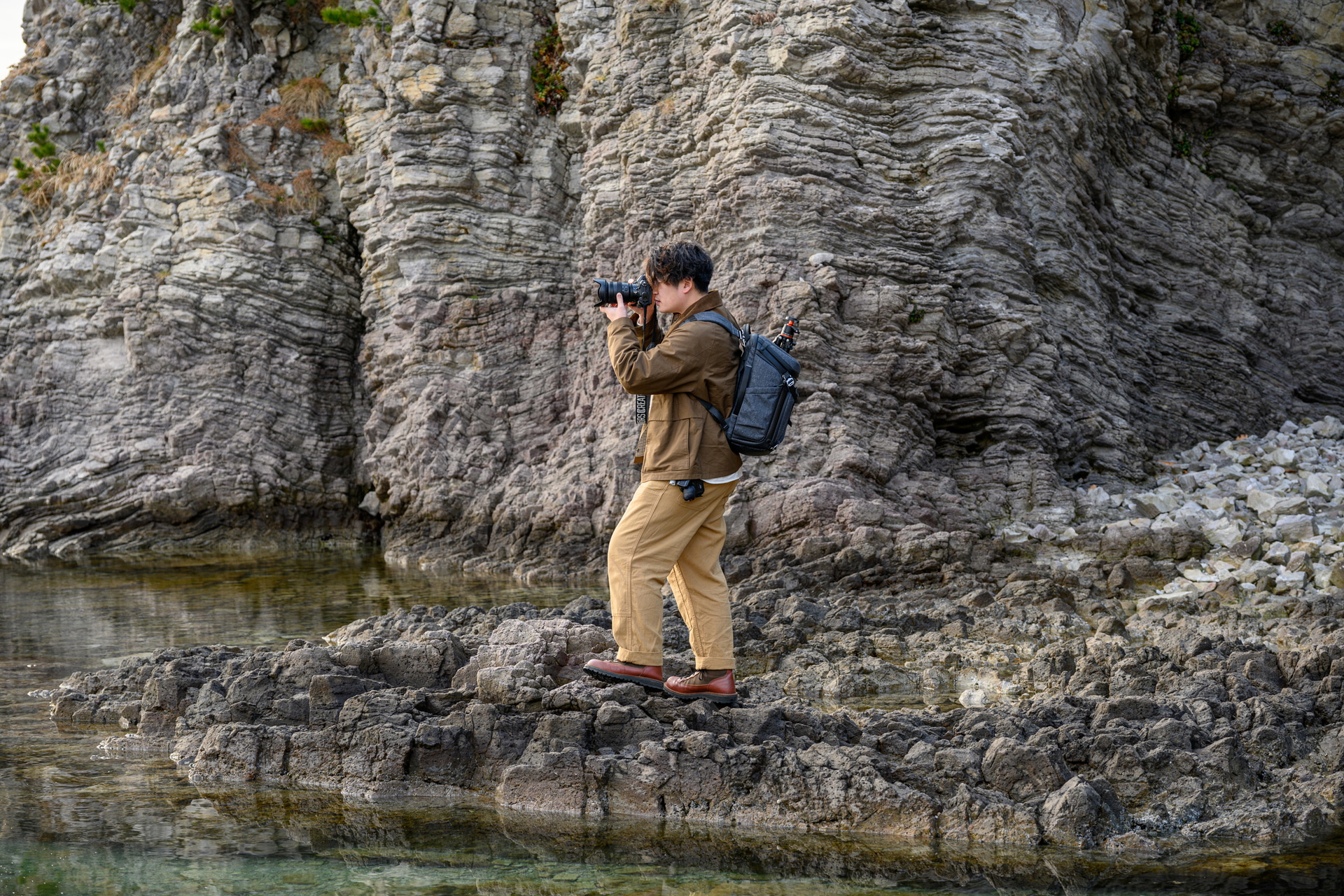 ショルダーハーネスの可動域が広いので悪路で負担にならず活動の幅が広がる