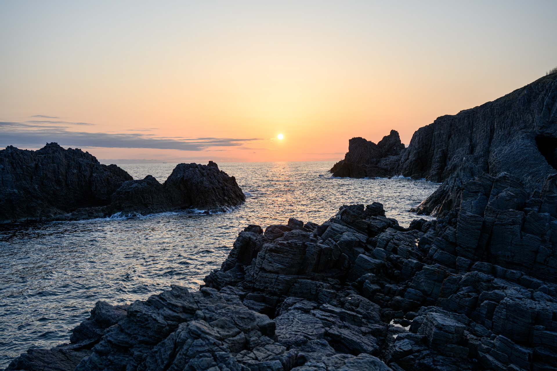 日本海からみる美しい夕焼けと切り立った奇岩たち。青森県内でも内陸に住む私からすると、毎日見られない景色で非日常感を味わえる場所だ<br><span class="fnt-85">ニコン Z 7II／NIKKOR Z 24-120mm f/4 S／32mm／マニュアル露出（F4、1/250秒）／ISO 64／WB：オート</span>