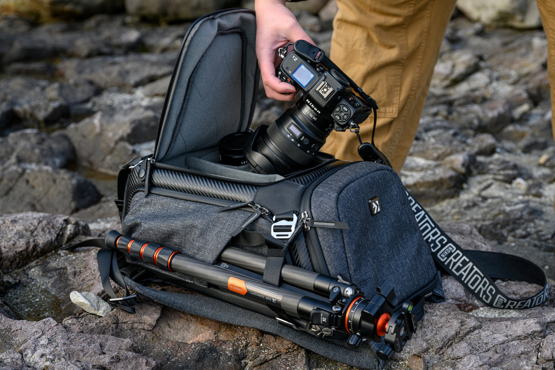 正面の開口部分が大きいため、スムーズに機材を取り出せる。止水ファスナーなので、雨や水場でも安心だ