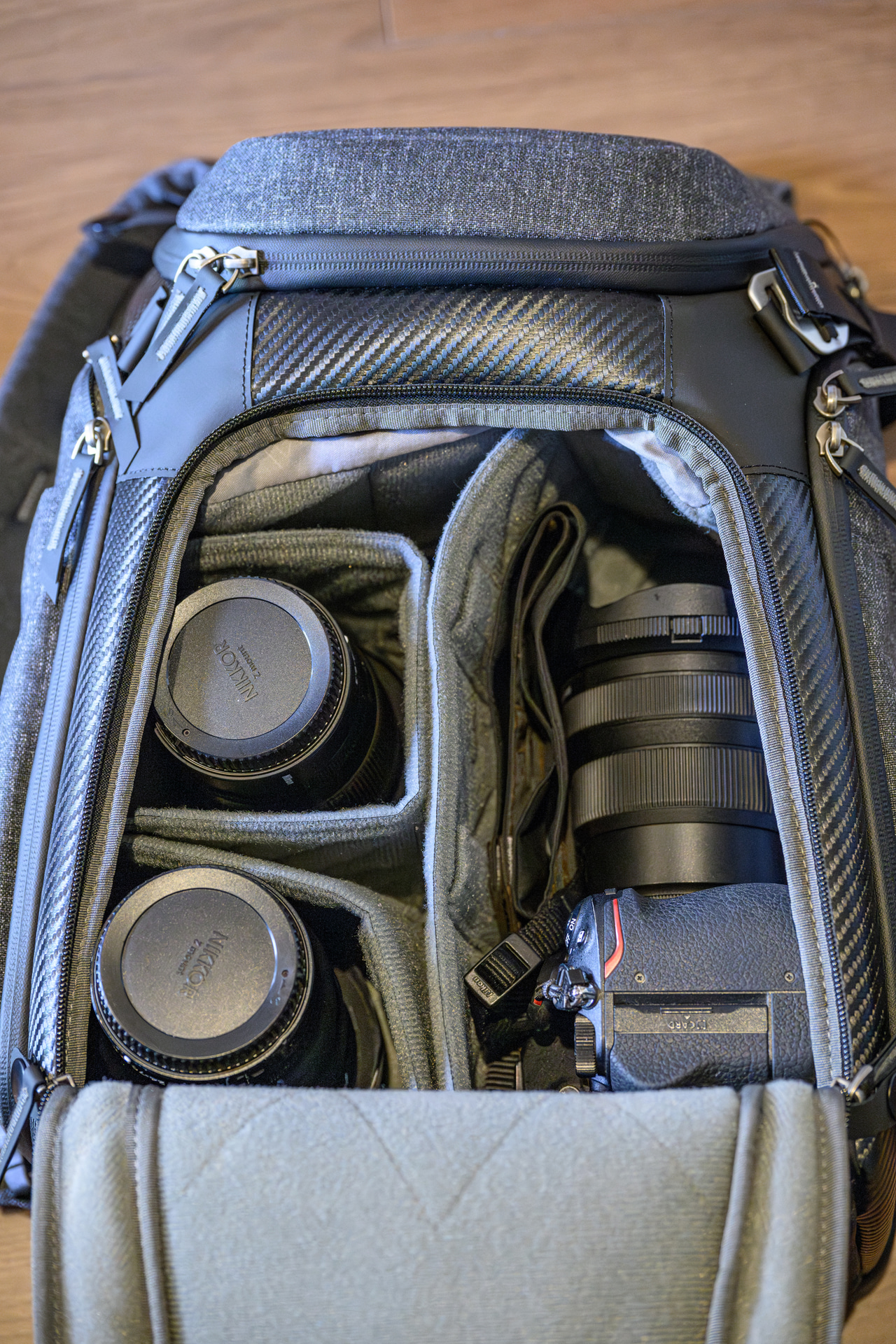 広角から望遠までカバーできるレンズを持ち歩き、多様な撮影シーンに対応できる装備。カメラとレンズはサイドポケットからすぐに取り出しやすいようにしている