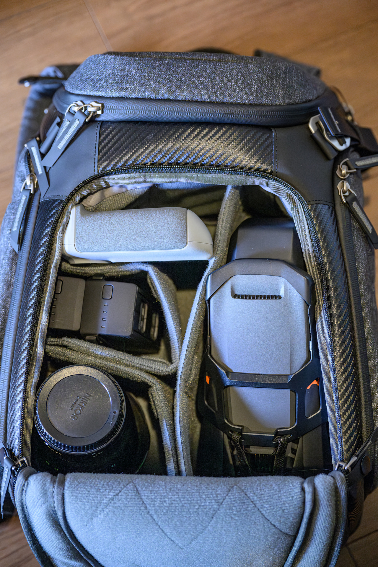 ドローン撮影＋スチール撮影用。メインがドローン撮影でも良い風景が現れたときに地上撮影ができる装備。フライトバッテリーやレンズは取り出しやすいようにサイドポケットに入れている