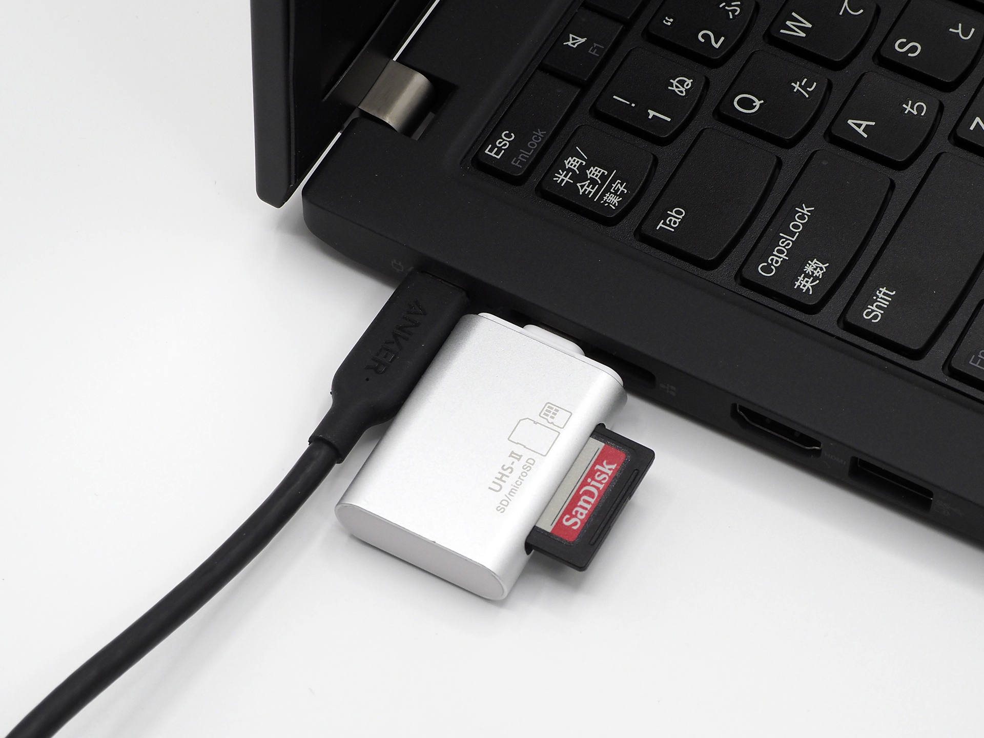 直差しタイプの欠点は、端子間隔がある程度ないと端子部を塞いでしまうことにある。この画像は、充電しながら使用することを想定したイメージだが、充電ケーブルが太く大きければ干渉してしまうだろう