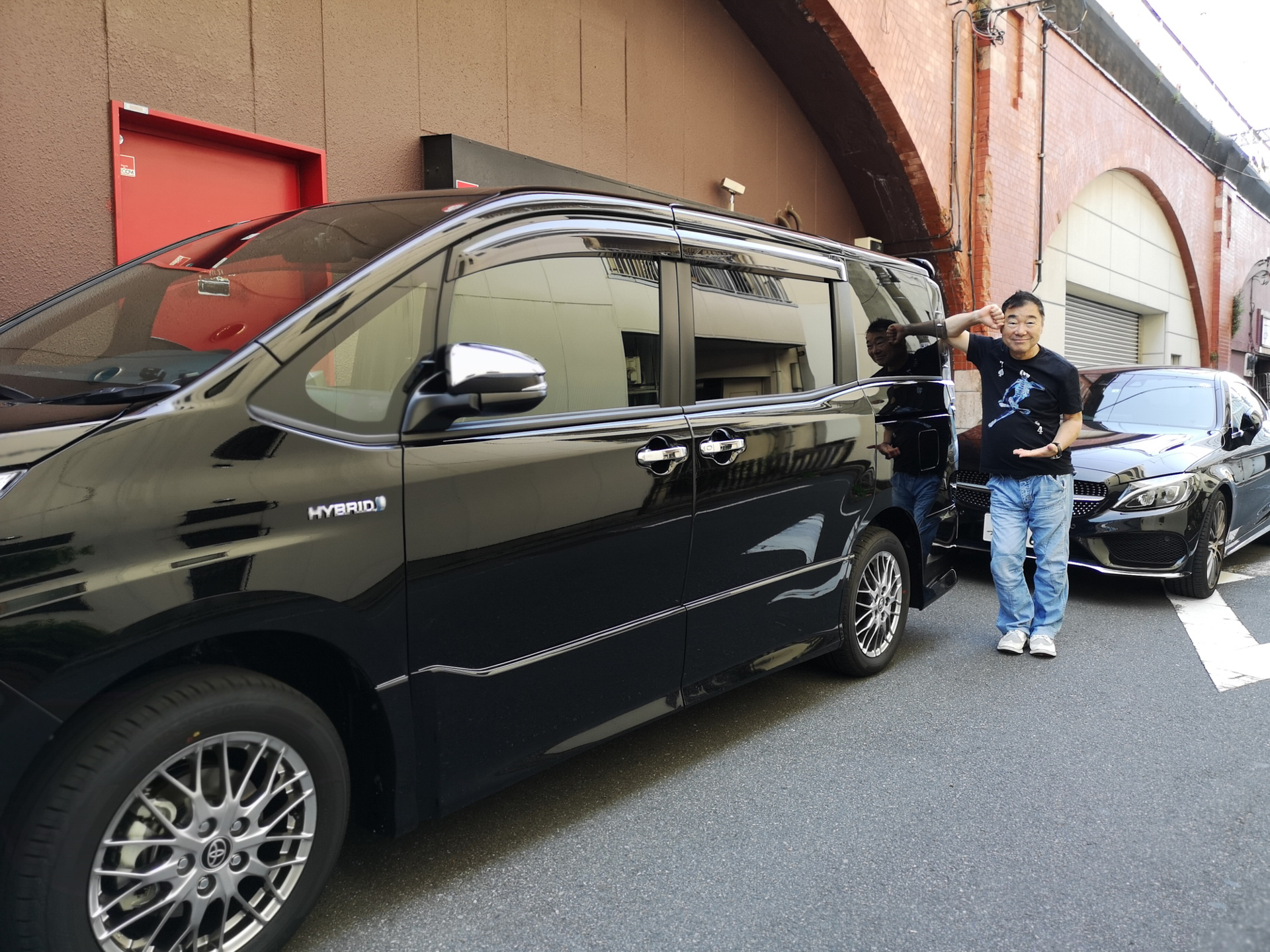 仕事用のVOXY、プライベート用のベンツと