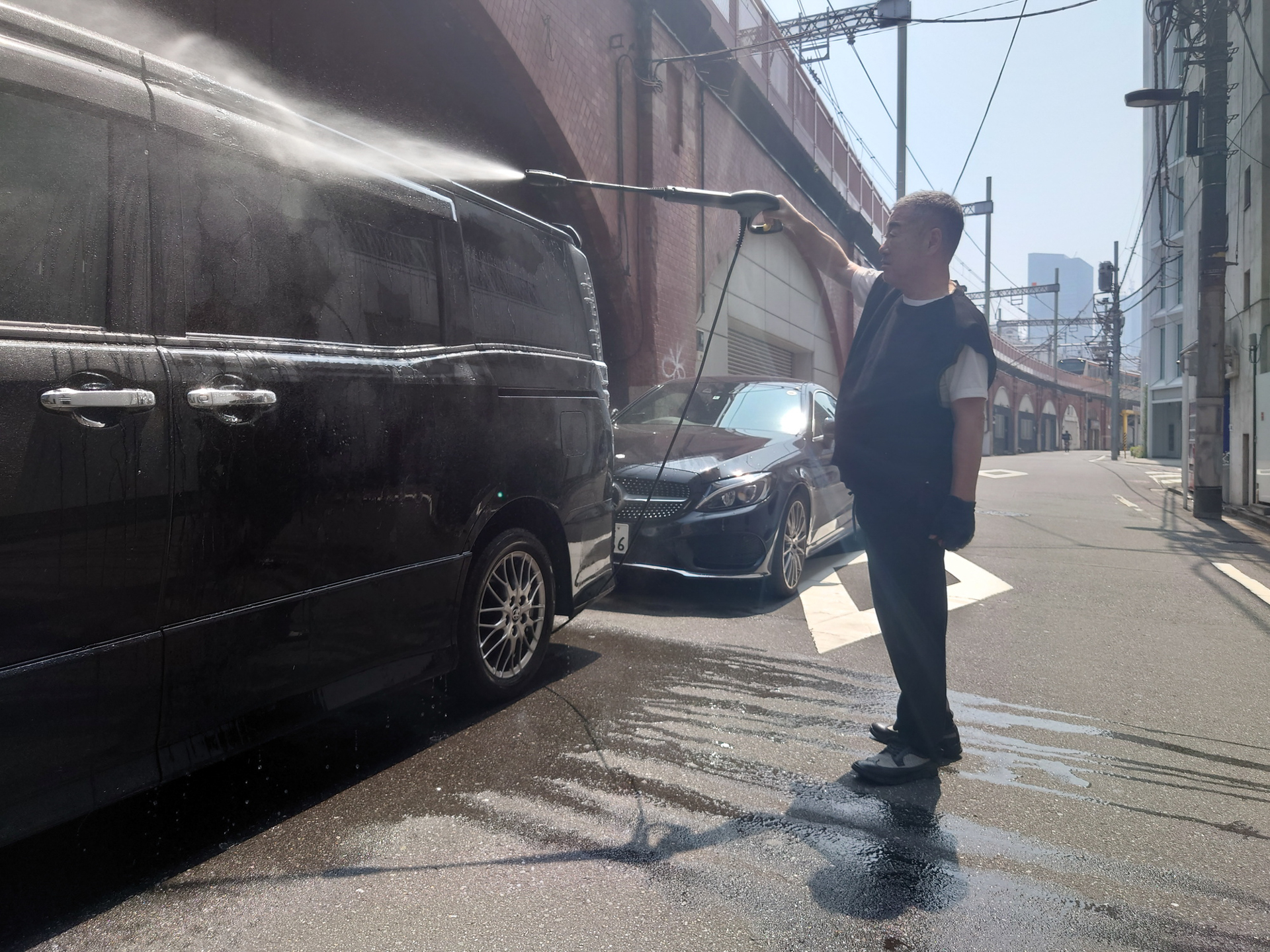 スタジオの前で洗車をする私