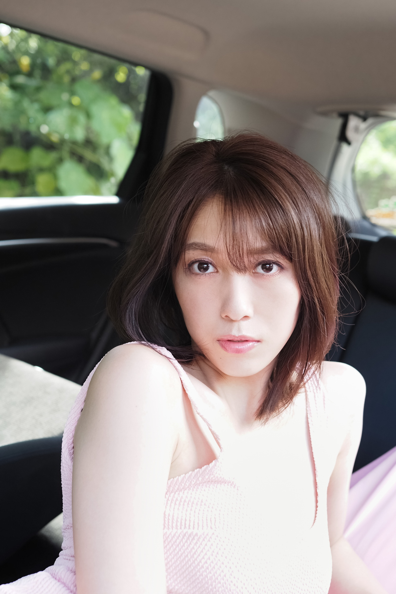 クーラーを入れた車内でモデルを暑さや日差しから守りながら撮ることが出来る。 モデル：秦瑞穂