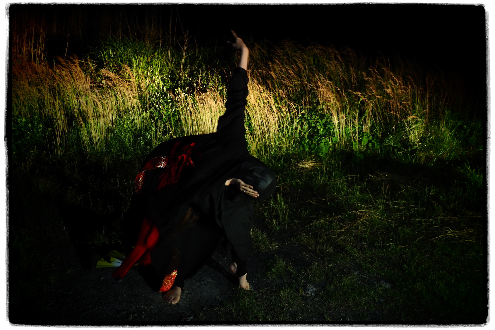 背景に強く車のライトを当てている。 モデル：五十嵐愛