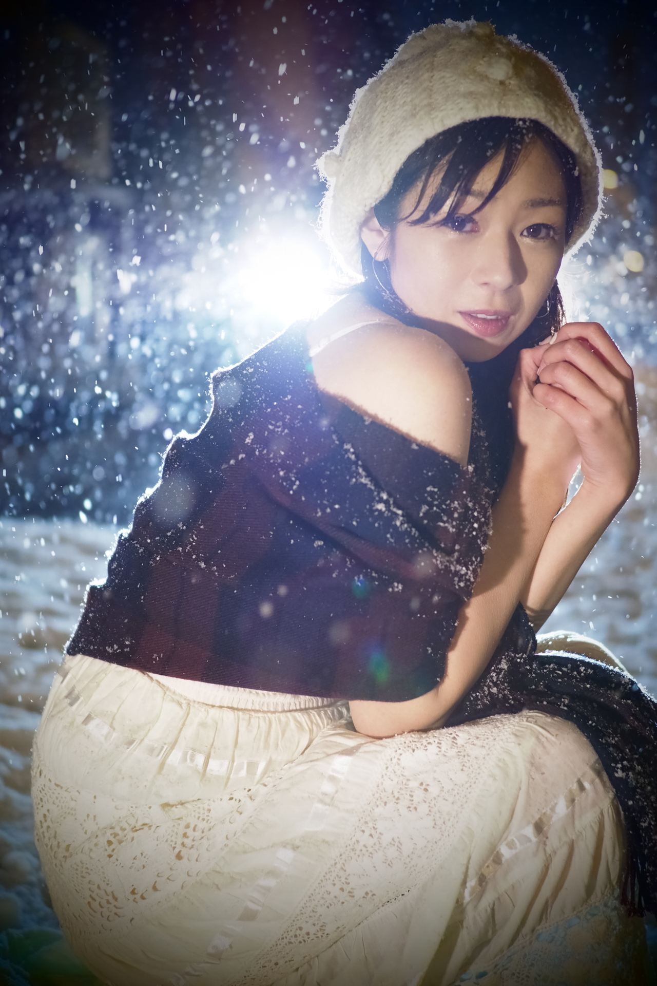 車のライトの強さが妙にドラマチックなときがある。 モデル：三上愛