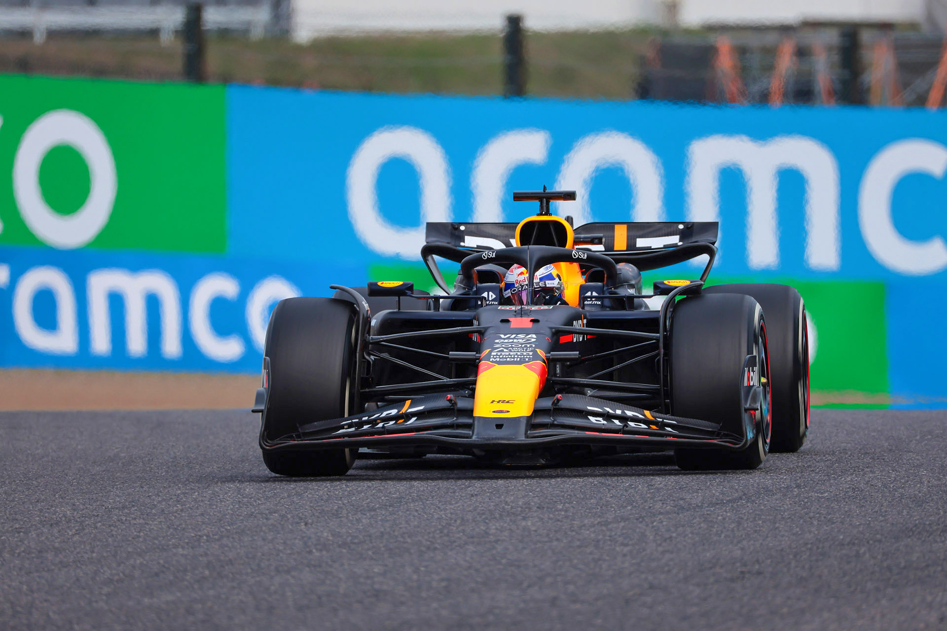 逆バンクに進入するマシンを望遠端の800mm、シャッター速度1/1,000秒で写し止めた。セイフティシフトにISO感度を設定しているので、露出アンダーになるところをカメラが自動的にISO 400に上げてくれた<br><span class="fnt-85">キヤノン EOS R6 Mark II／RF200-800mm F6.3-9 IS USM／800mm／シャッター優先AE（F9、1/1,000秒、－0.3EV）／ISO 400／WB：オート</span>