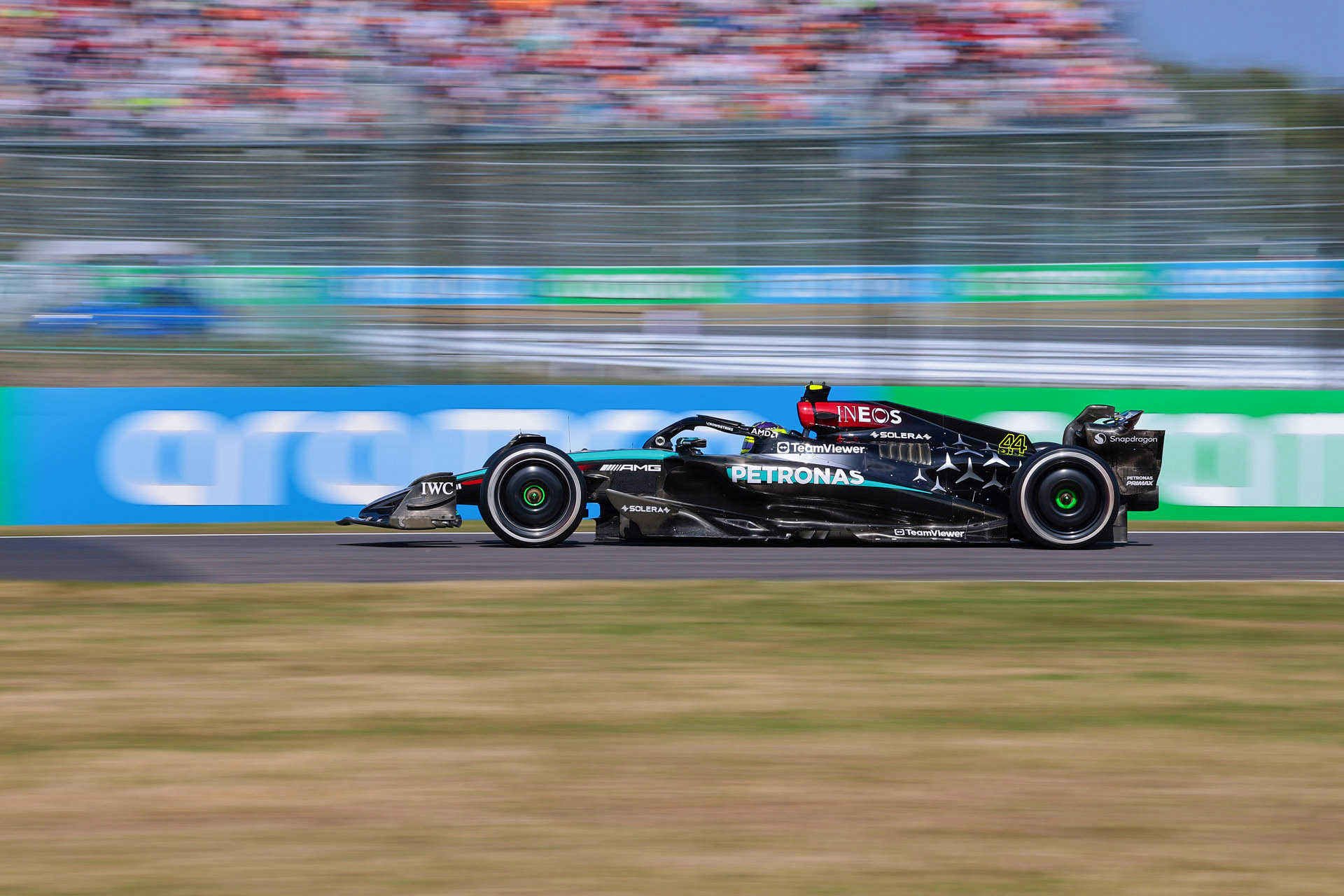 2コーナーからS字へと向かう短いストレートをシャッター速度1/160秒で流し撮り。上部に写っているのはF1開催時のみに設置される1コーナーの仮設スタンド。背景に観客を入れて彩りを加えた<br><span class="fnt-85">キヤノン EOS R6 Mark II／RF200-800mm F6.3-9 IS USM／227mm／シャッター優先AE（F16、1/160秒、±0EV）／ISO 125／WB：オート</span>