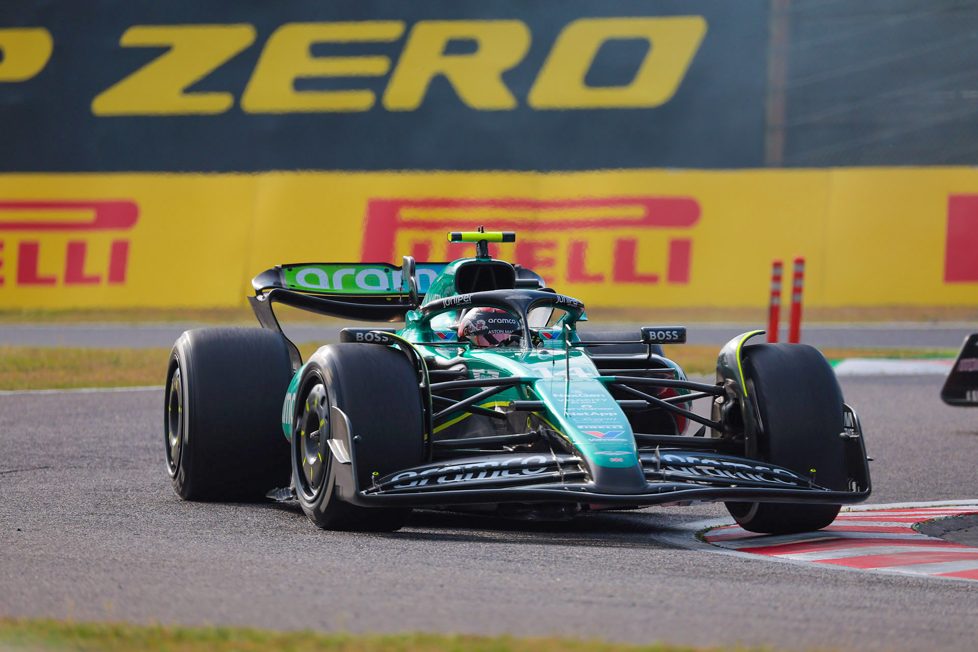 鈴鹿サーキットでもっとも車速が落ちるのがシケインの2つ目。そこから最終コーナーに向かうマシンをとらえた。「乗り物優先」のスポット検出を使えばヘルメットにフォーカスをバッチリ合わせてくれる<br><span class="fnt-85">キヤノン EOS R6 Mark II／RF200-800mm F6.3-9 IS USM／500mm／シャッター優先AE（F8、1/800秒、－0.3EV）／ISO 250／WB：オート</span>