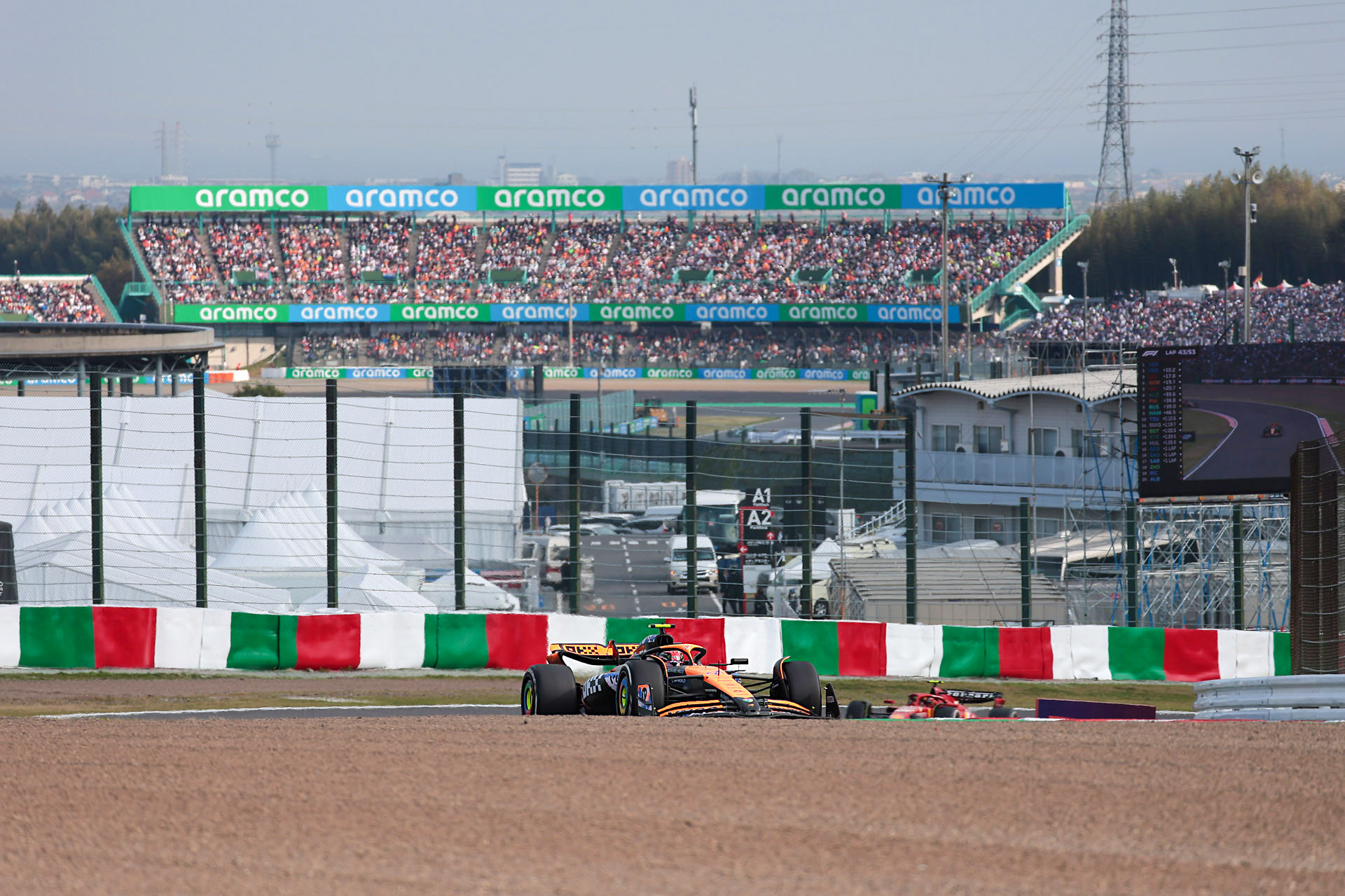 逆バンクからデグナーへと向かう登り勾配。マシン全体が見えなくても「乗り物優先」を使えばAFを合わせてくれる。背景に写っているのはB/B2席スタンドと鈴鹿の街並み<br><span class="fnt-85">キヤノン EOS R6 Mark II／RF200-800mm F6.3-9 IS USM／222mm／シャッター優先AE（F6.3、1/1,000秒、－0.3EV）／ISO 160／WB：オート</span>