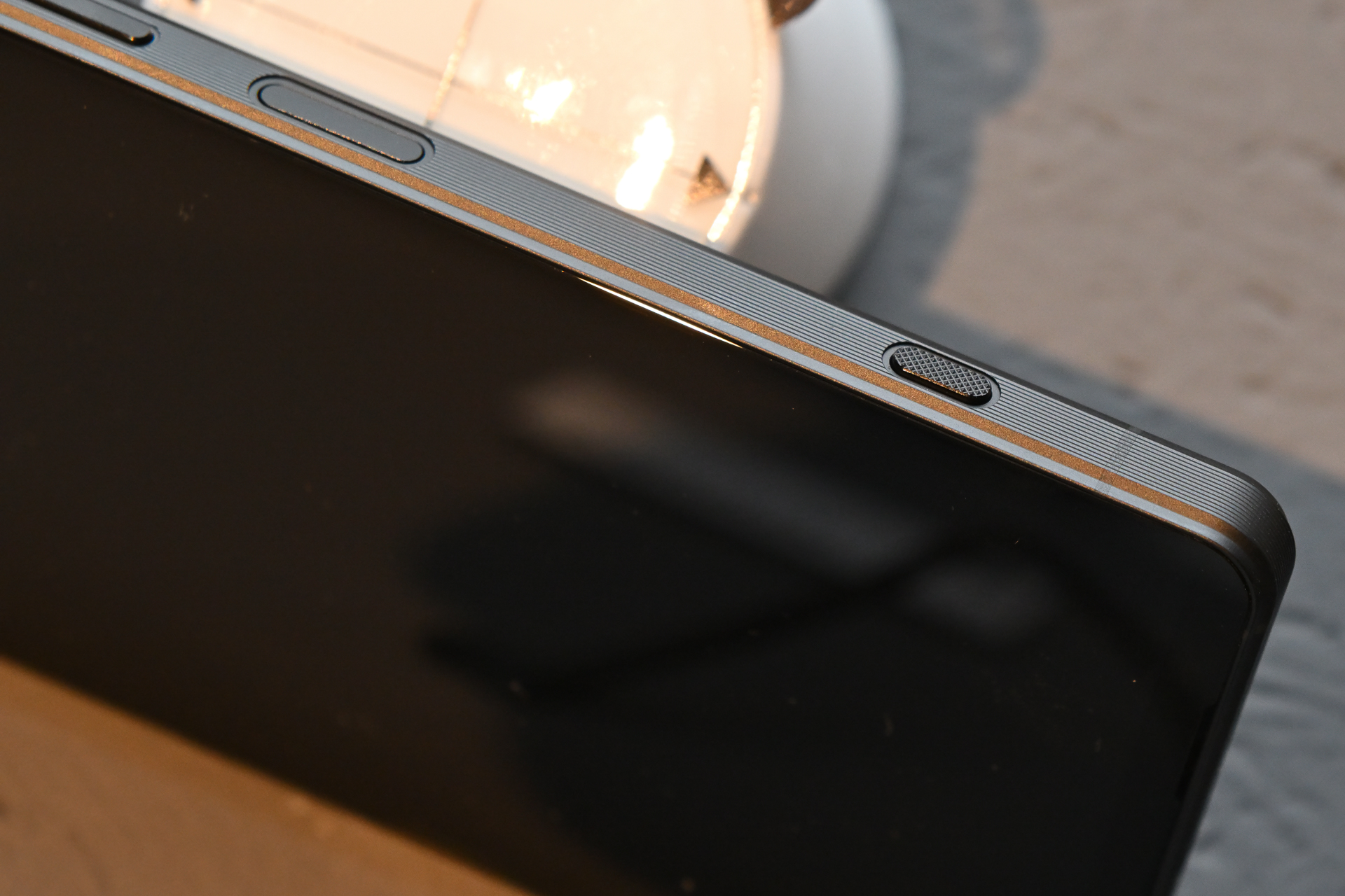 筐体側面のシャッターボタンが大型化した