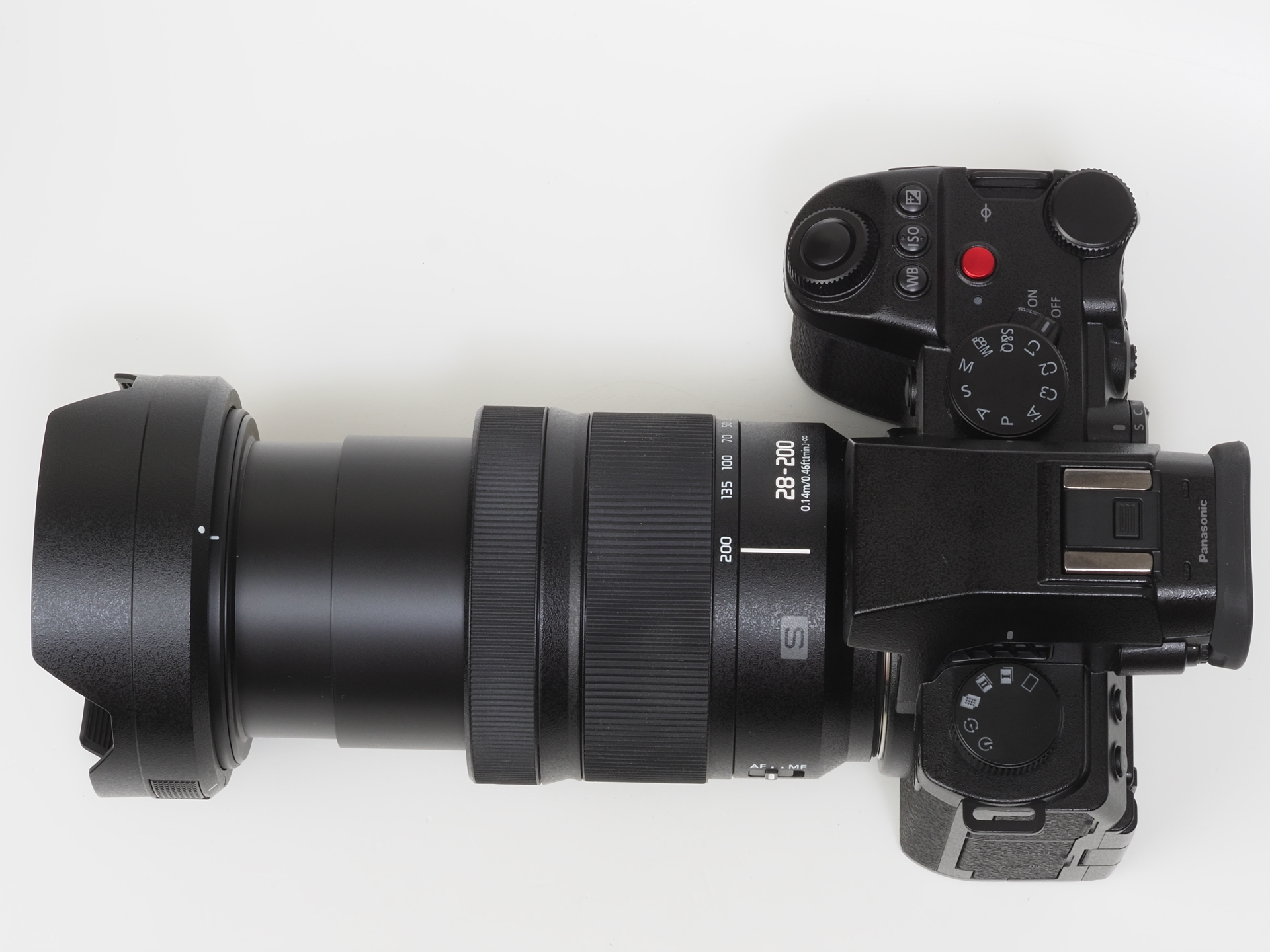 テレ端にした時にだらしないカタチになる高倍率ズームレンズって多くて、それだけで筆者は萎えてしまいます。本レンズは素晴らしいですね。デザイン全体を考えたいのであえてフードをつけたままにしてあります