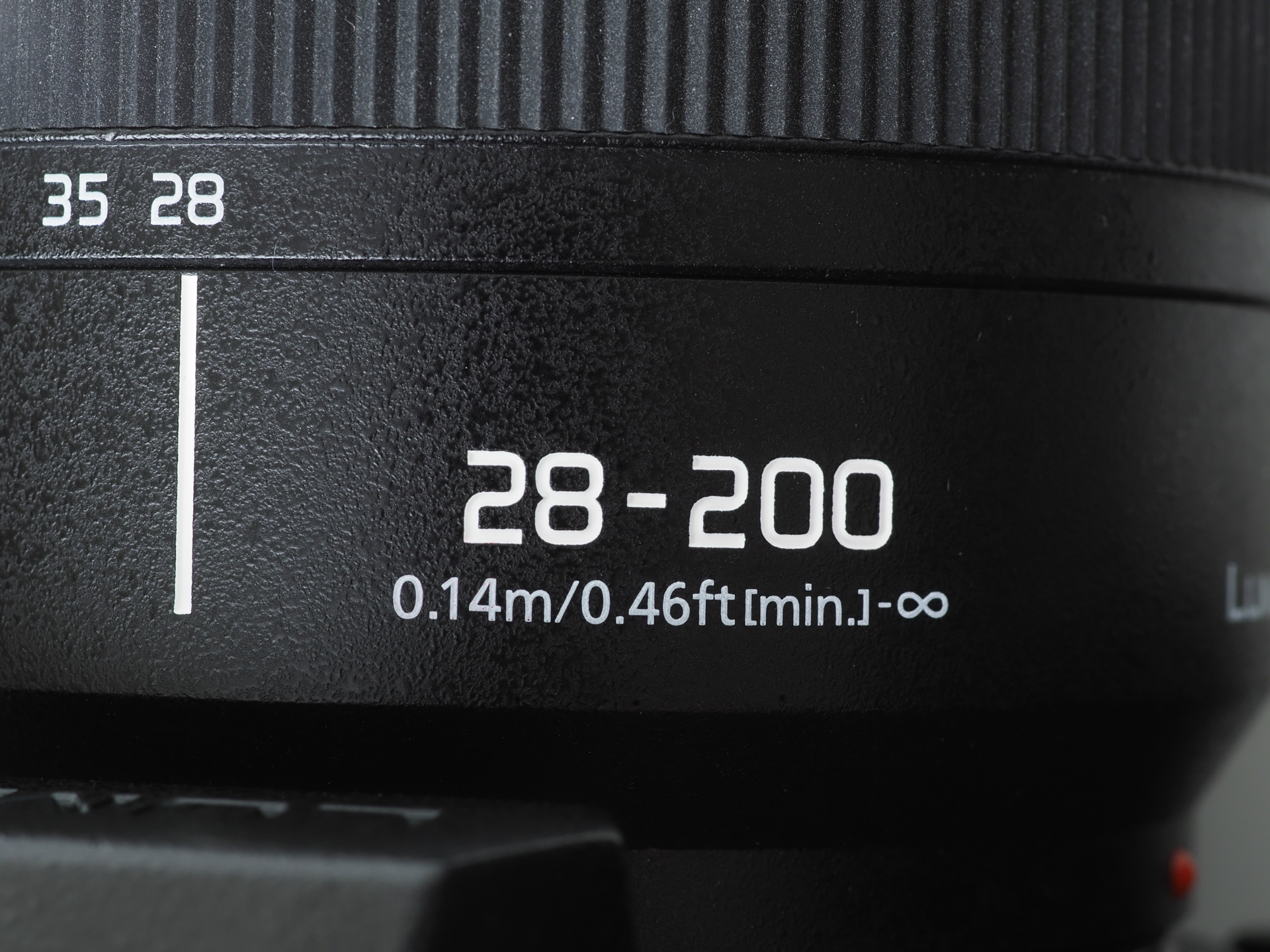 高倍率ズームレンズは至近距離が遠いというのは大昔の話ですけど。ミラーレス設計になってから本当に自由になったんでしょうねえ