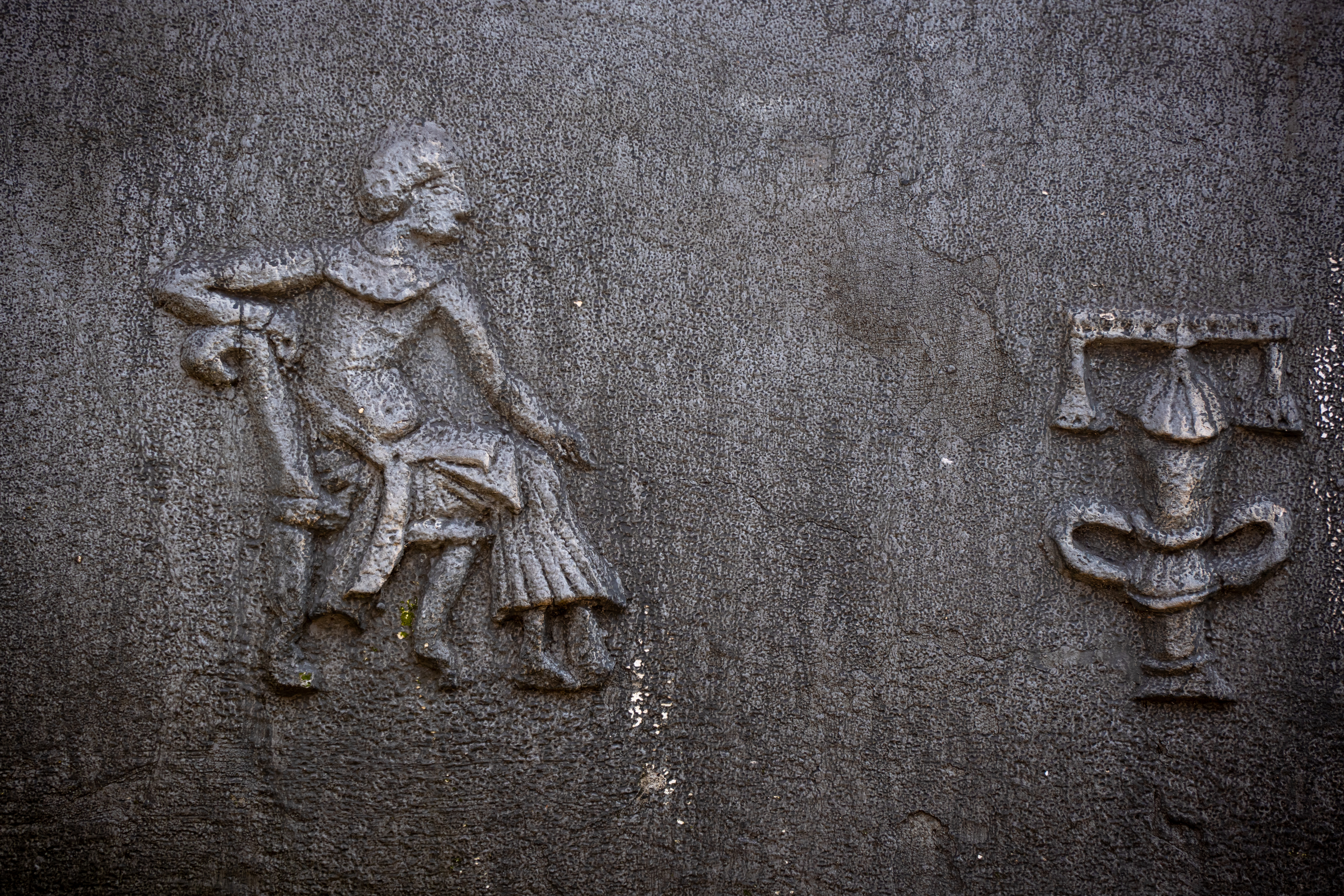 古い建物の壁にあったレリーフ。筆者の膝下くらいの位置だったので、モニターを上に向けて、露光は成り行きです。ろくにモニターを見ることなく勘でフレーミングして数コマ撮影して安定しているものを選びました<br><span class="fnt-85">パナソニック LUMIX S5IIX／LUMIX S 28-200mm F4-7.1 MACRO O.I.S／146mm／プログラムオート（1/400秒、F7.1、−1.3EV）／ISO 400</span>