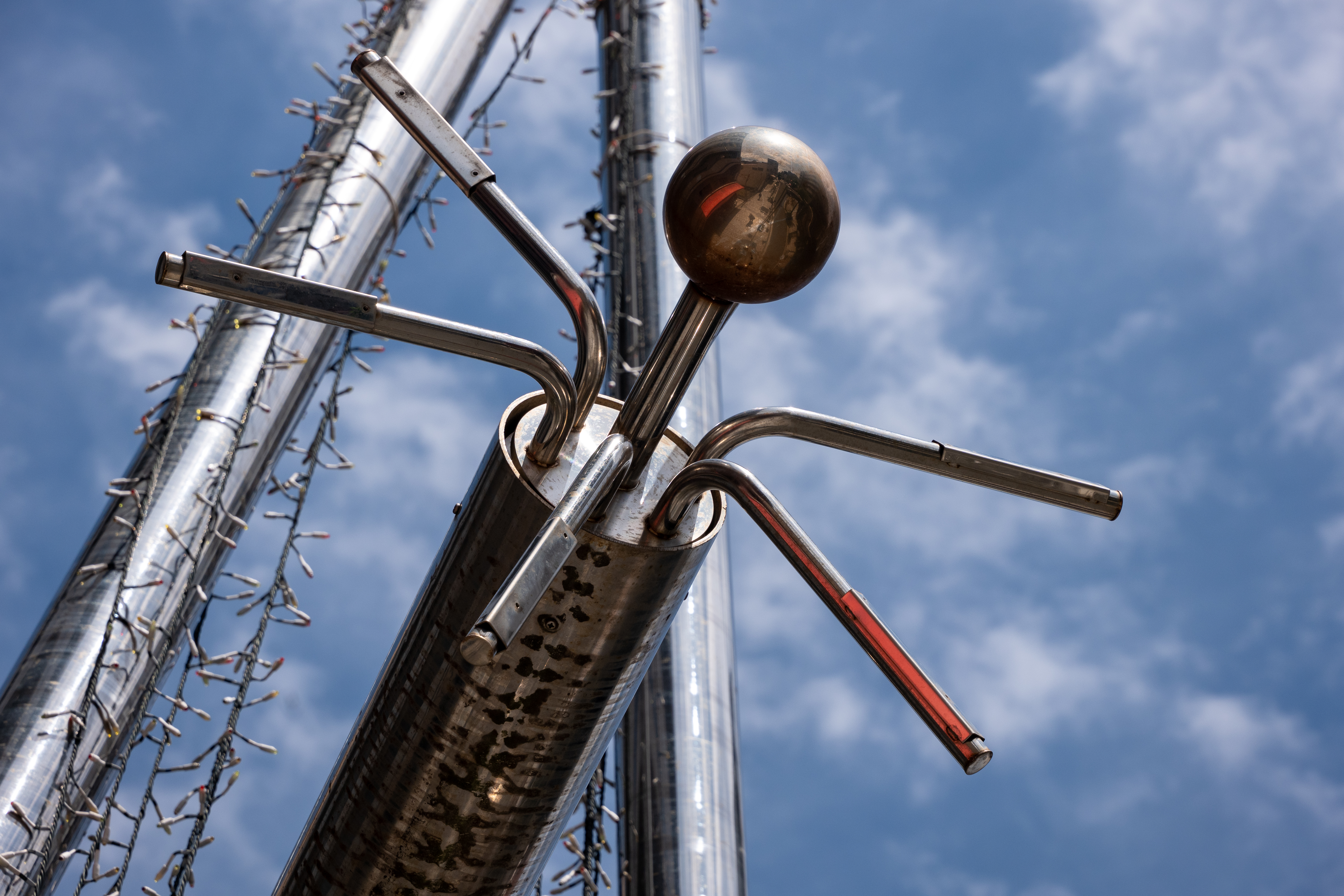 街中のオブジェは鬱陶しく感じるもの、遭遇するたびに何度も撮影してしまうものの2つに分けられるかも。絞ると強い描写になりますね<br><span class="fnt-85">パナソニック LUMIX S5IIX／LUMIX S 28-200mm F4-7.1 MACRO O.I.S／200mm／プログラムオート（1/1,000秒、F11、±0.3EV）／ISO 400</span>